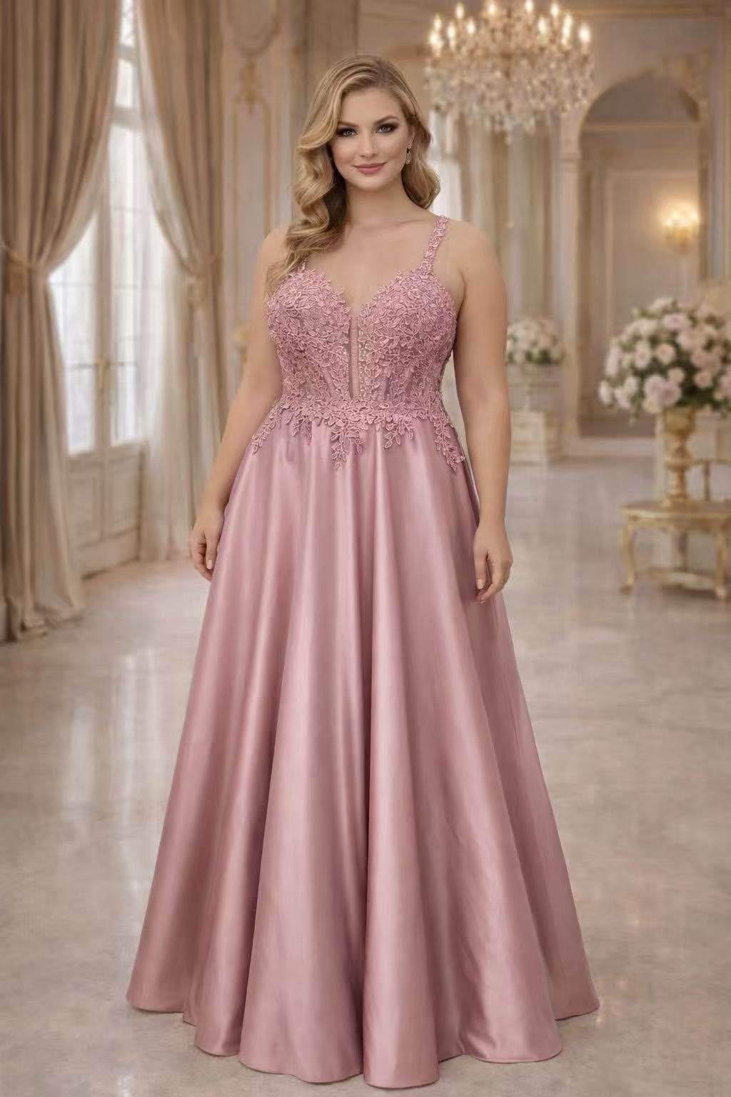 Vestido Safira Imperial XL SIZE Mulher com vestido longo rosa de renda e cetim num ambiente elegante.