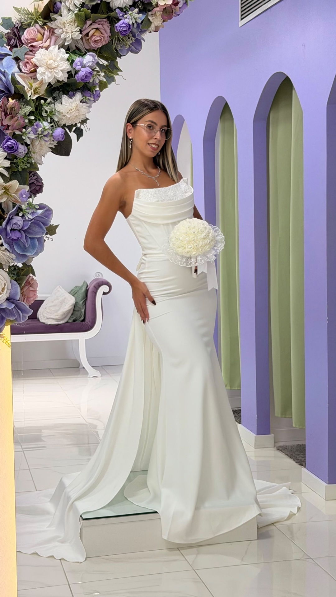 Vestido Éden Noiva Vestido de noiva branco sem alças com bouquet e flores decorativas ao redor