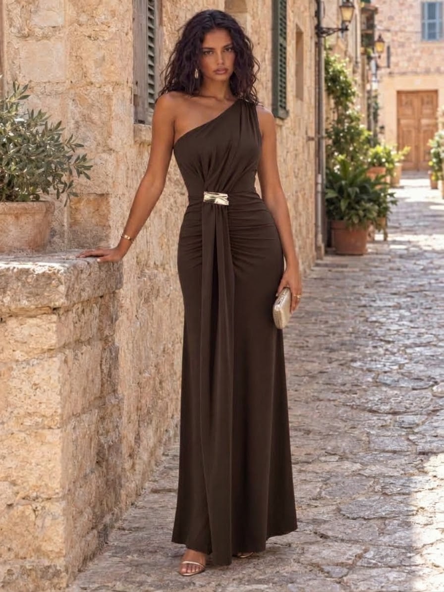 Vestido Siloé Vestido longo castanho escuro de um ombro só com detalhe metálico prateado na cintura