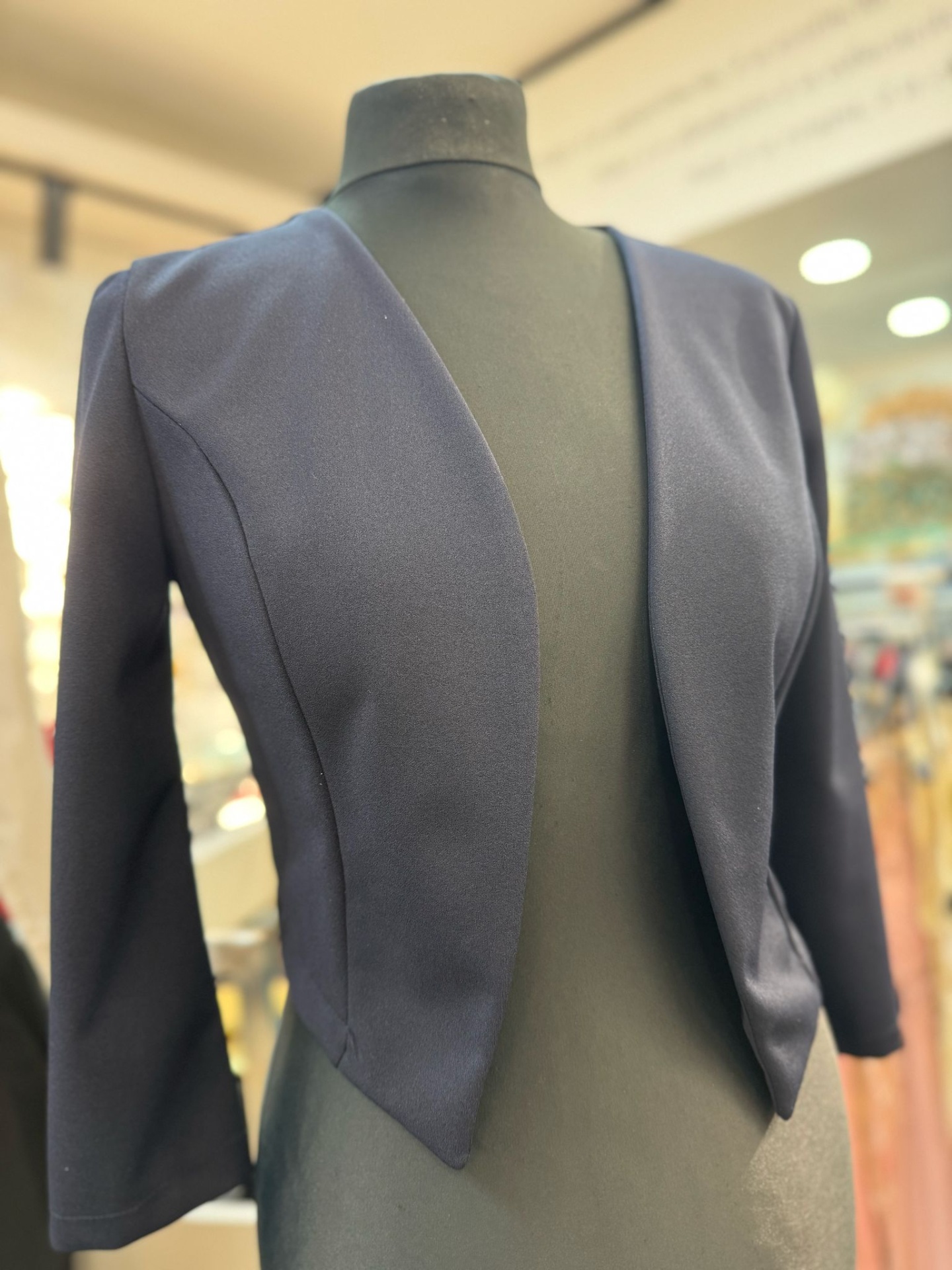 Bolero Simply Blazer feminino azul escuro em manequim preto