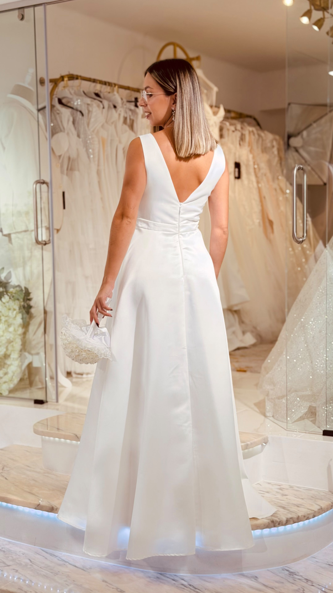 Vestido Glace Noiva Vestido de noiva branco com decote em V nas costas e sem mangas numa loja