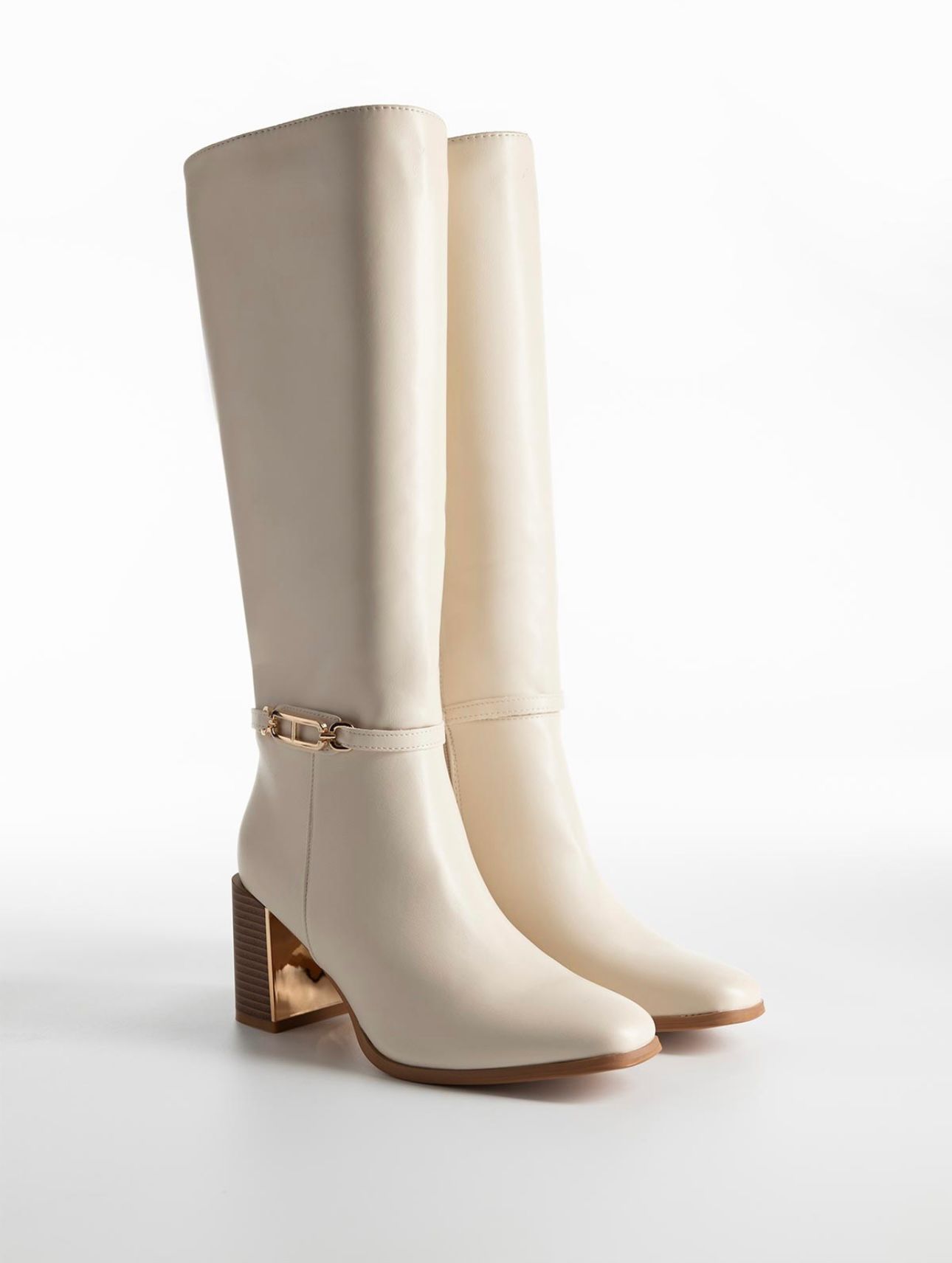 Bota Cano Alto C/ Fivela Botas altas creme com salto quadrado e detalhe dourado