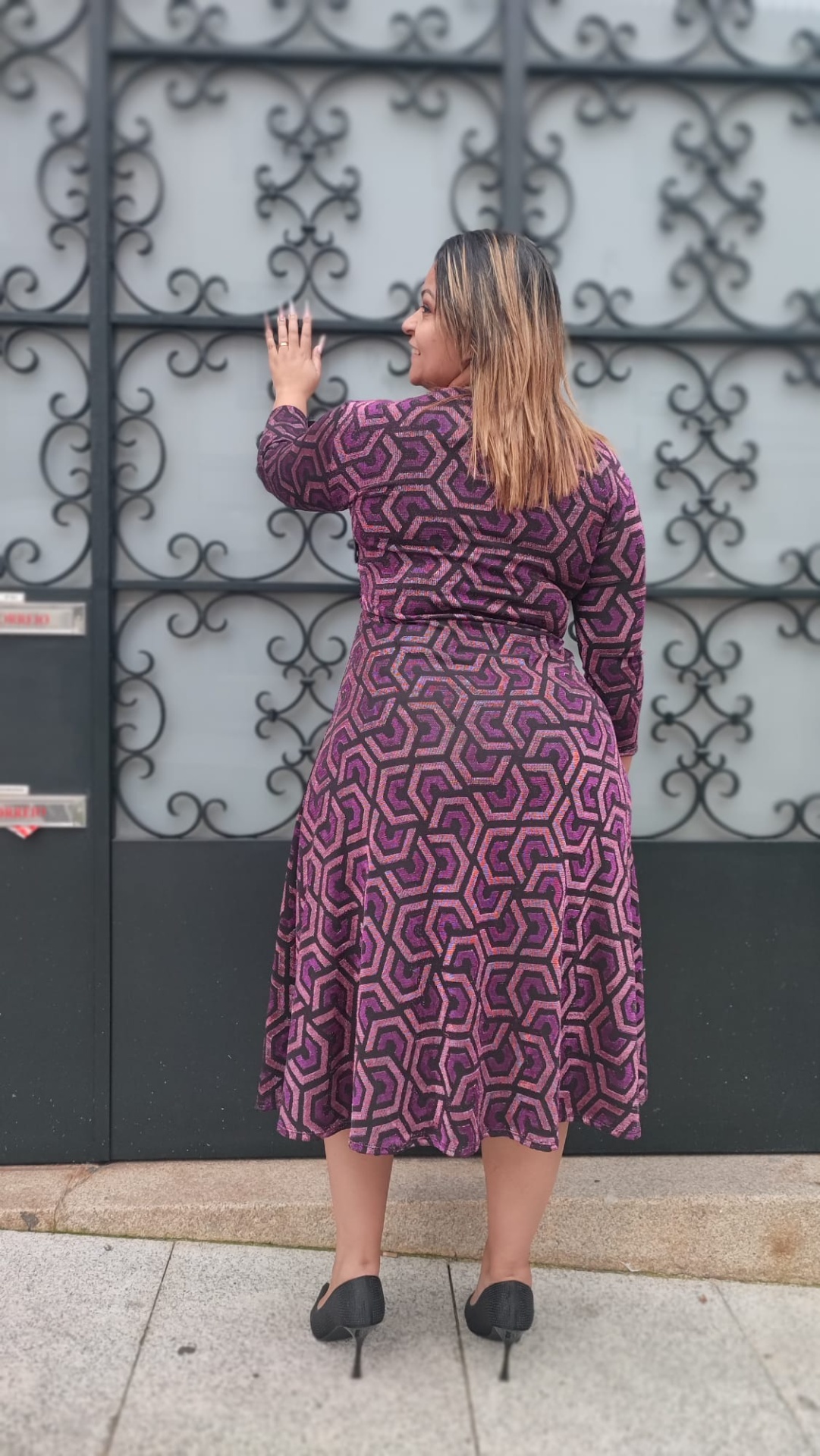 Vestido com padrão e brilho Vestido comprido com padrão geométrico roxo e preto vista de costas