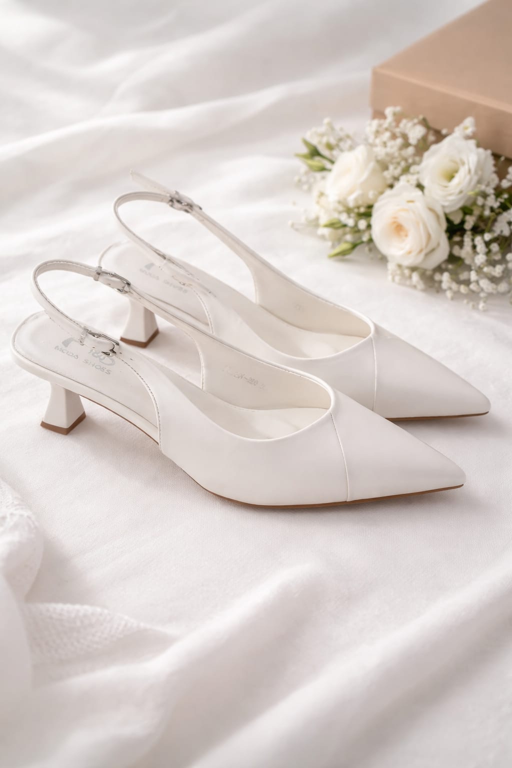 Sapato Slingback Branco Sapatos brancos de salto médio com tiras e biqueira pontiaguda