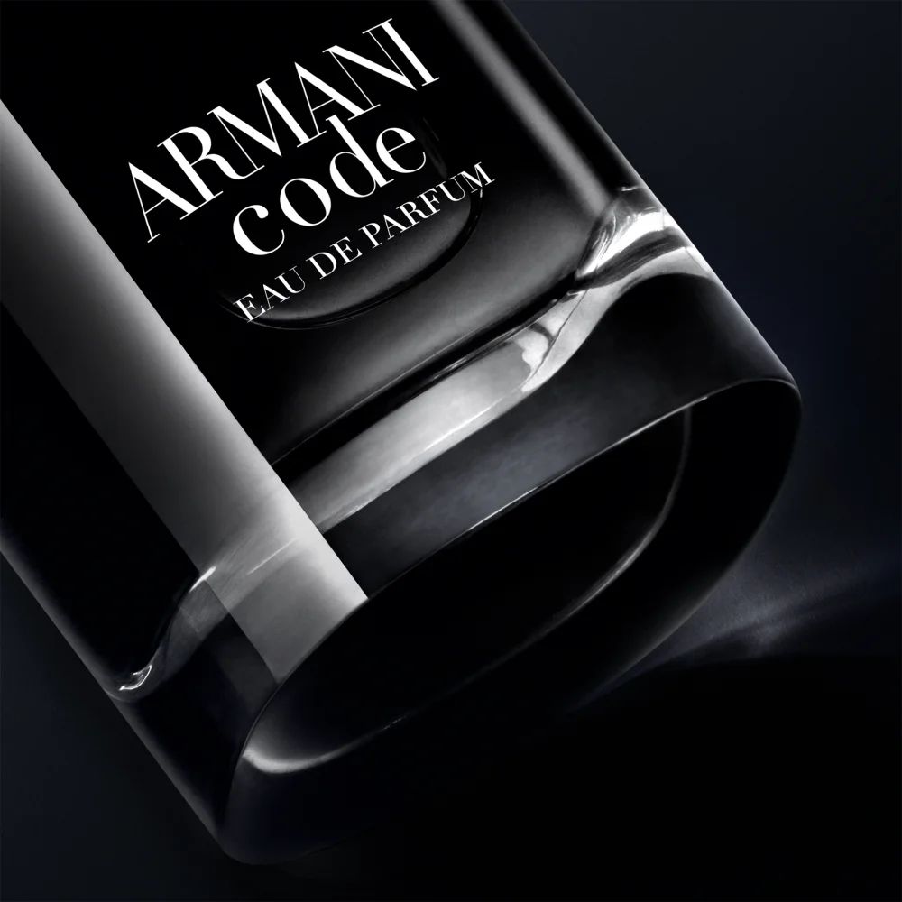 Armani Code de Giorgio Armani (Genérico) Frasco preto de perfume Armani Code com escrita branca em fundo escuro.