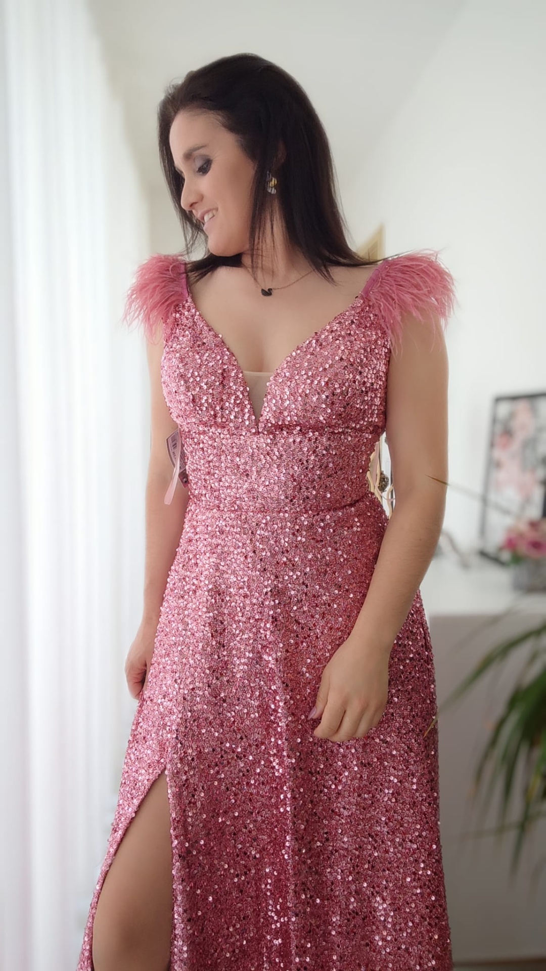 Vestido Pillar Vestido rosa brilhante com penas e fenda