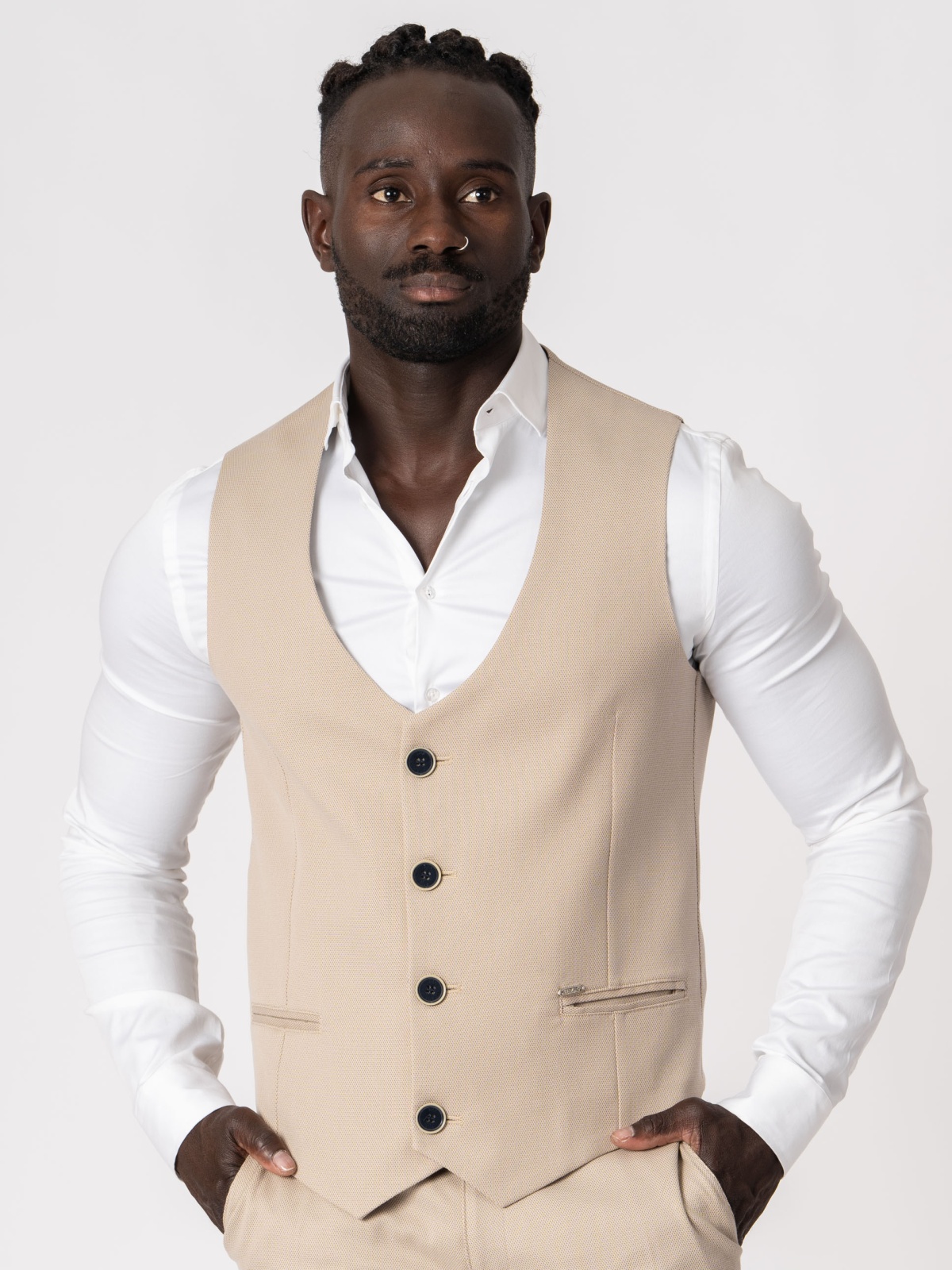 Colete SMK Golden Wear Colete masculino bege com botões pretos sobre camisa branca de manga comprida