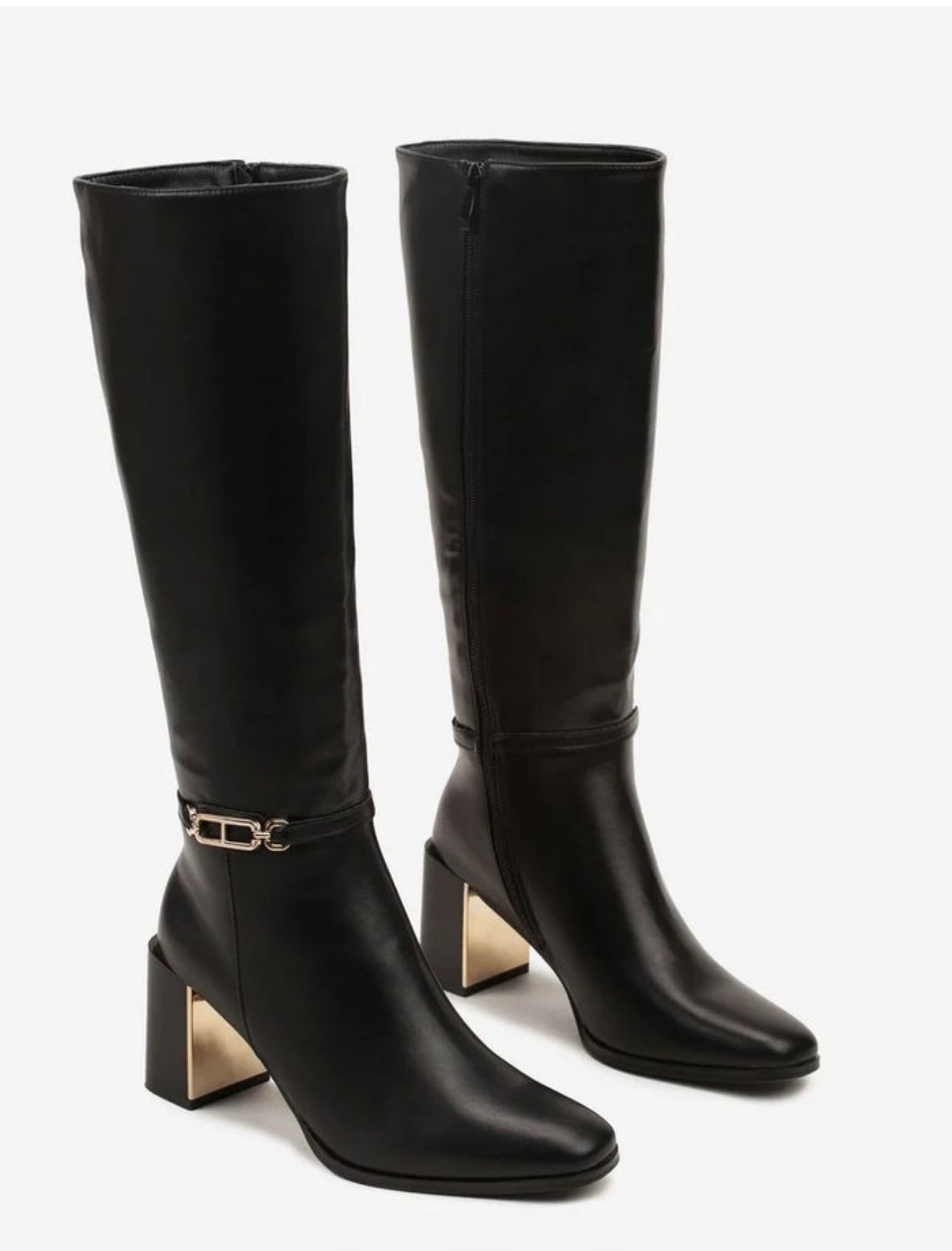 Bota Cano Alto C/ Fivela Botas pretas de cano alto em couro com salto dourado e fivela metálica.