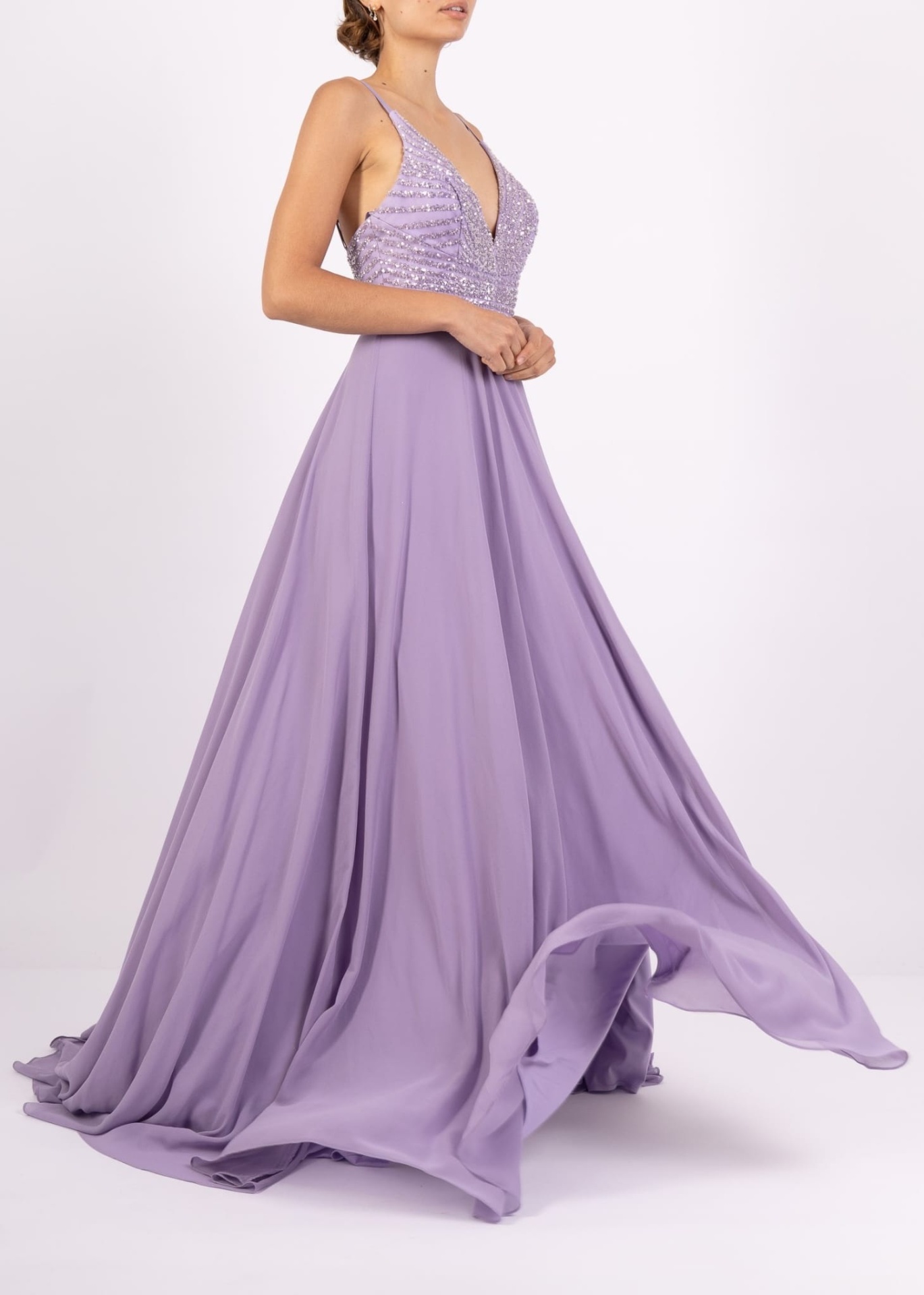 Vestido Isabela Vestido longo lilás com detalhes bordados e saia fluída