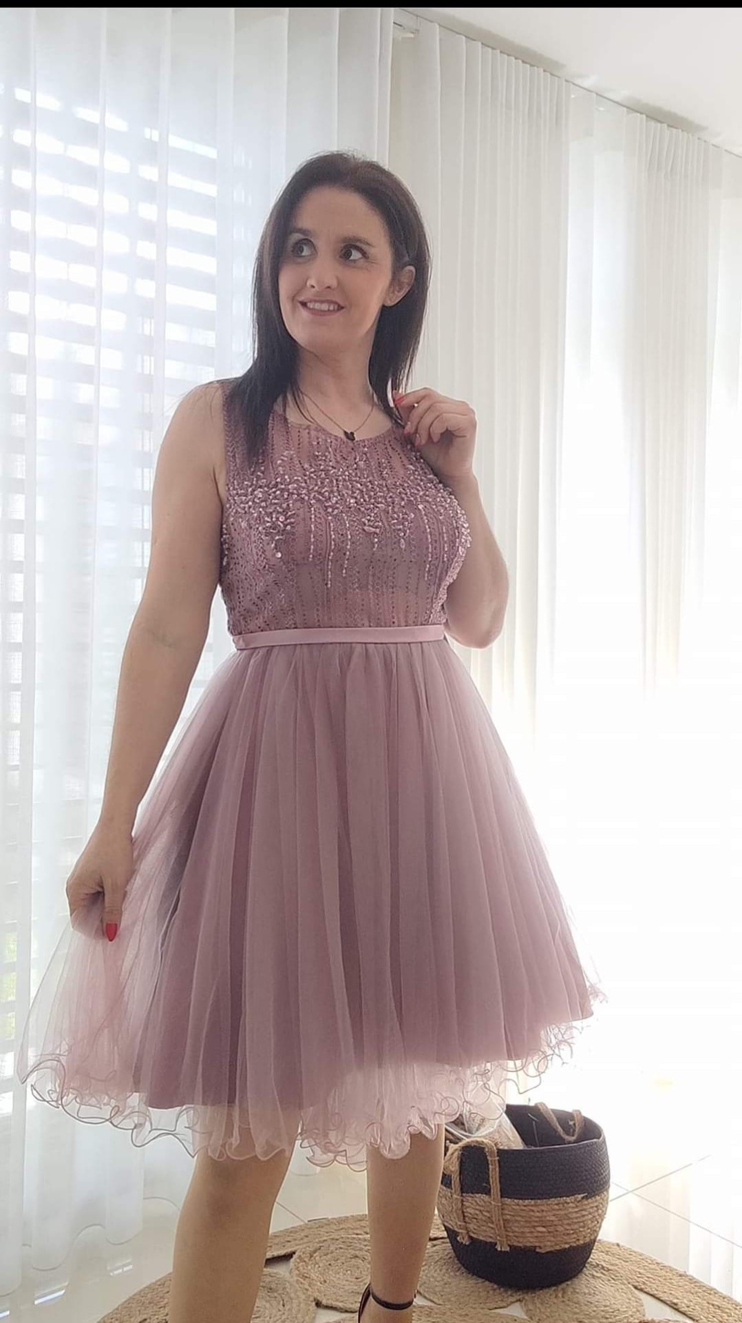 Vestido Princess Vestido rosa de festa com bordado e tule, usado por mulher em ambiente interior claro