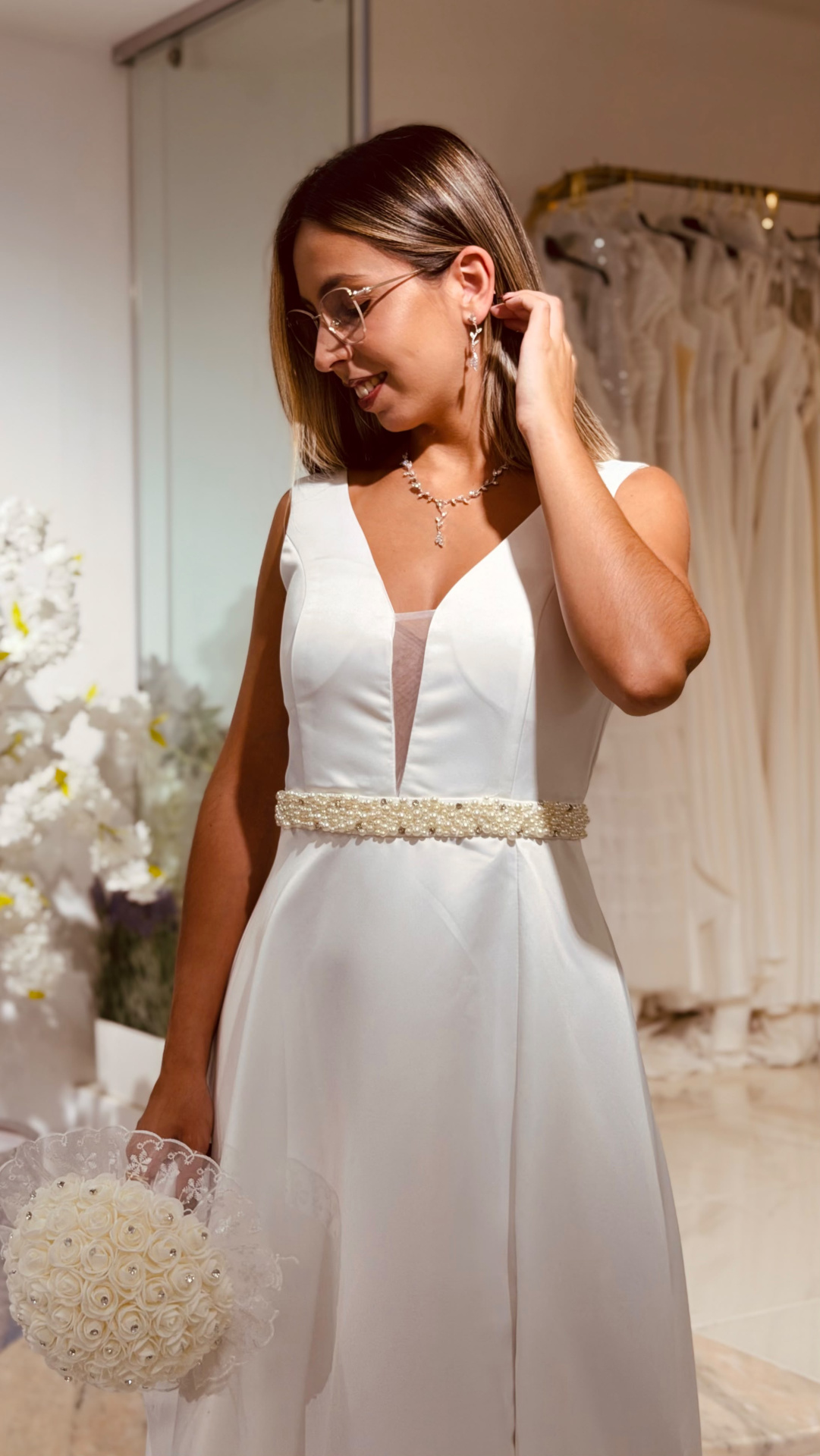 Vestido Glace Noiva Vestido de noiva branco com faixa de pérolas e ramo de flores brancas