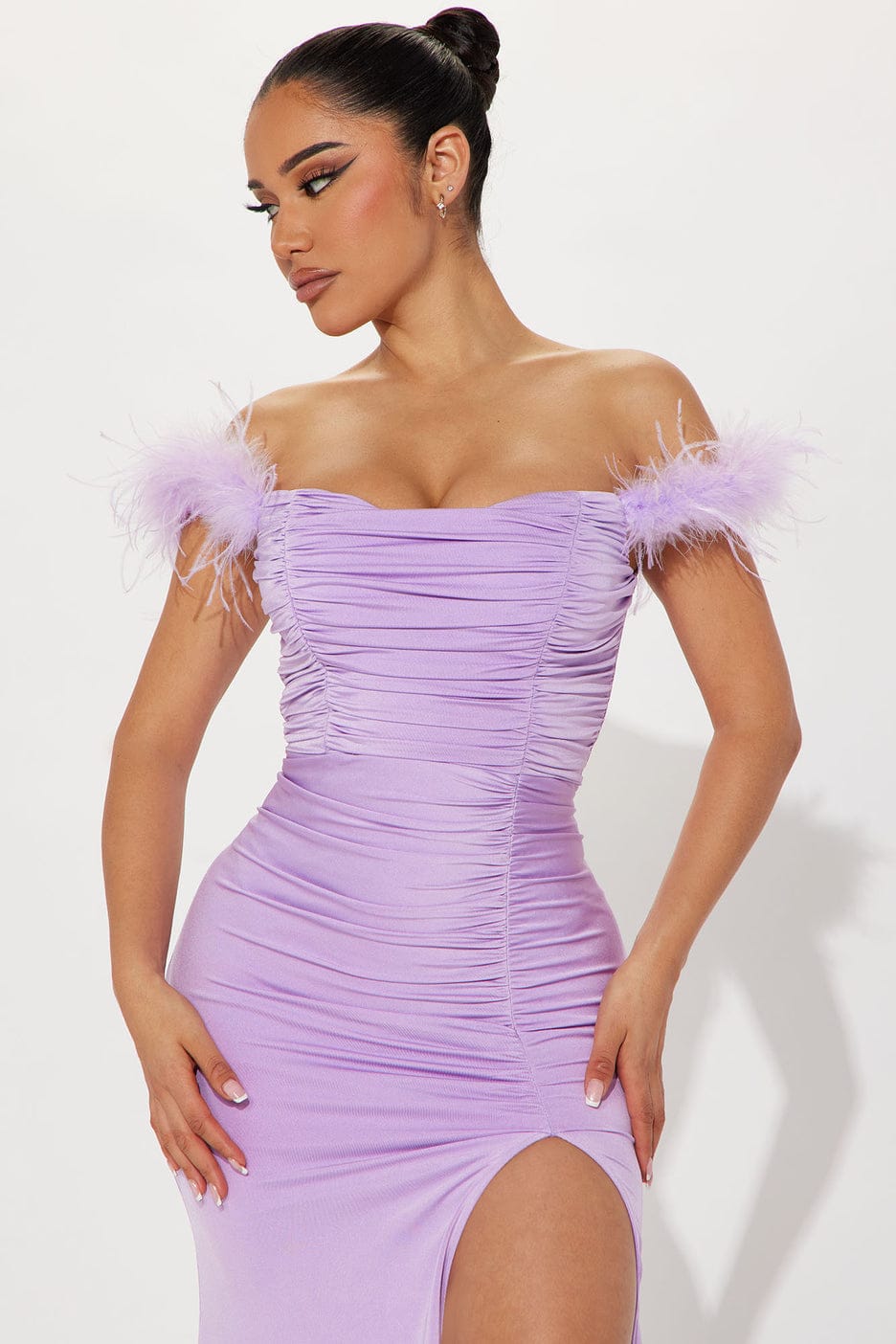 Vestido Valquíria Vestido lilás justo com penas nas alças