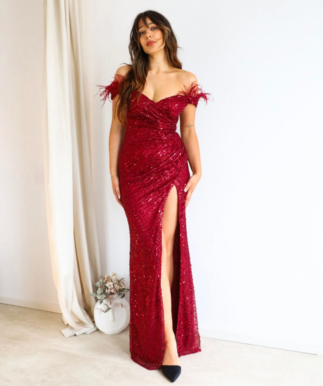 Vestido Parfois Bordô Vestido longo vermelho vinho com lantejoulas e penas nas mangas