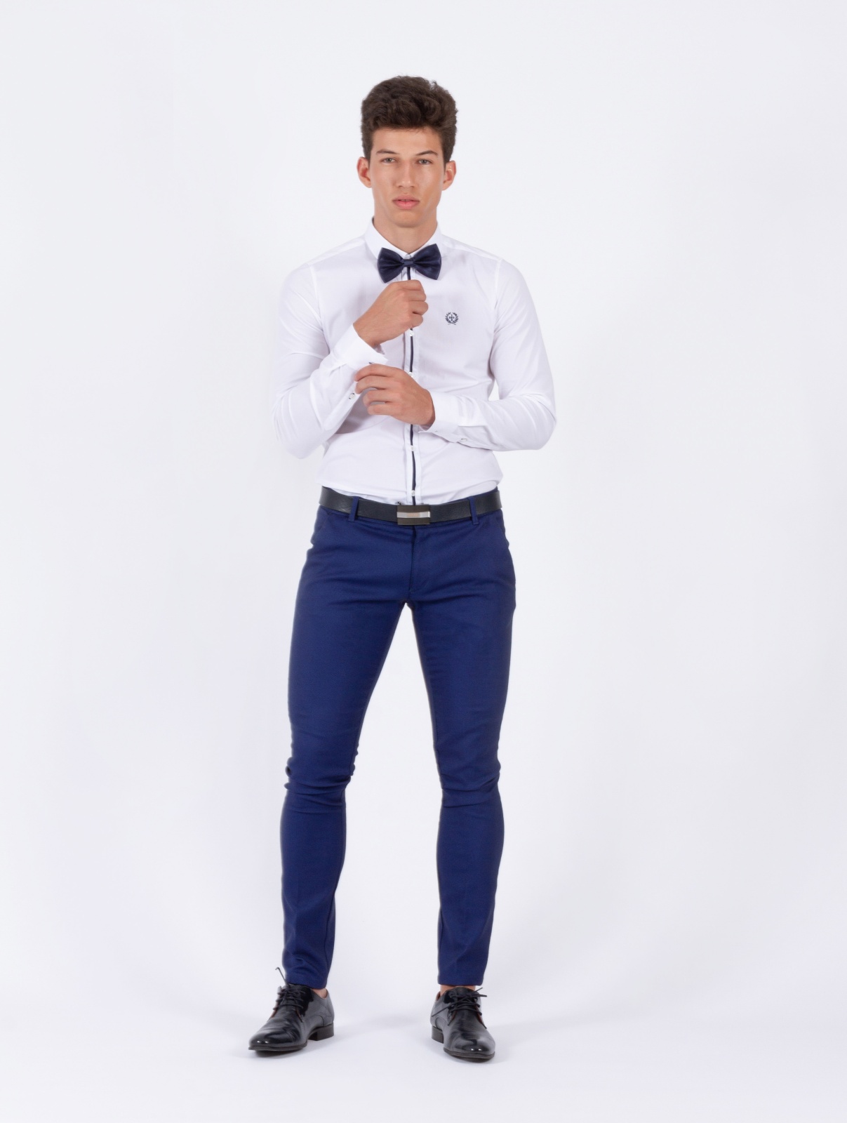 CALÇA SMK BLUE REFLECTION Homem com camisa branca e gravata borboleta preta em fundo branco