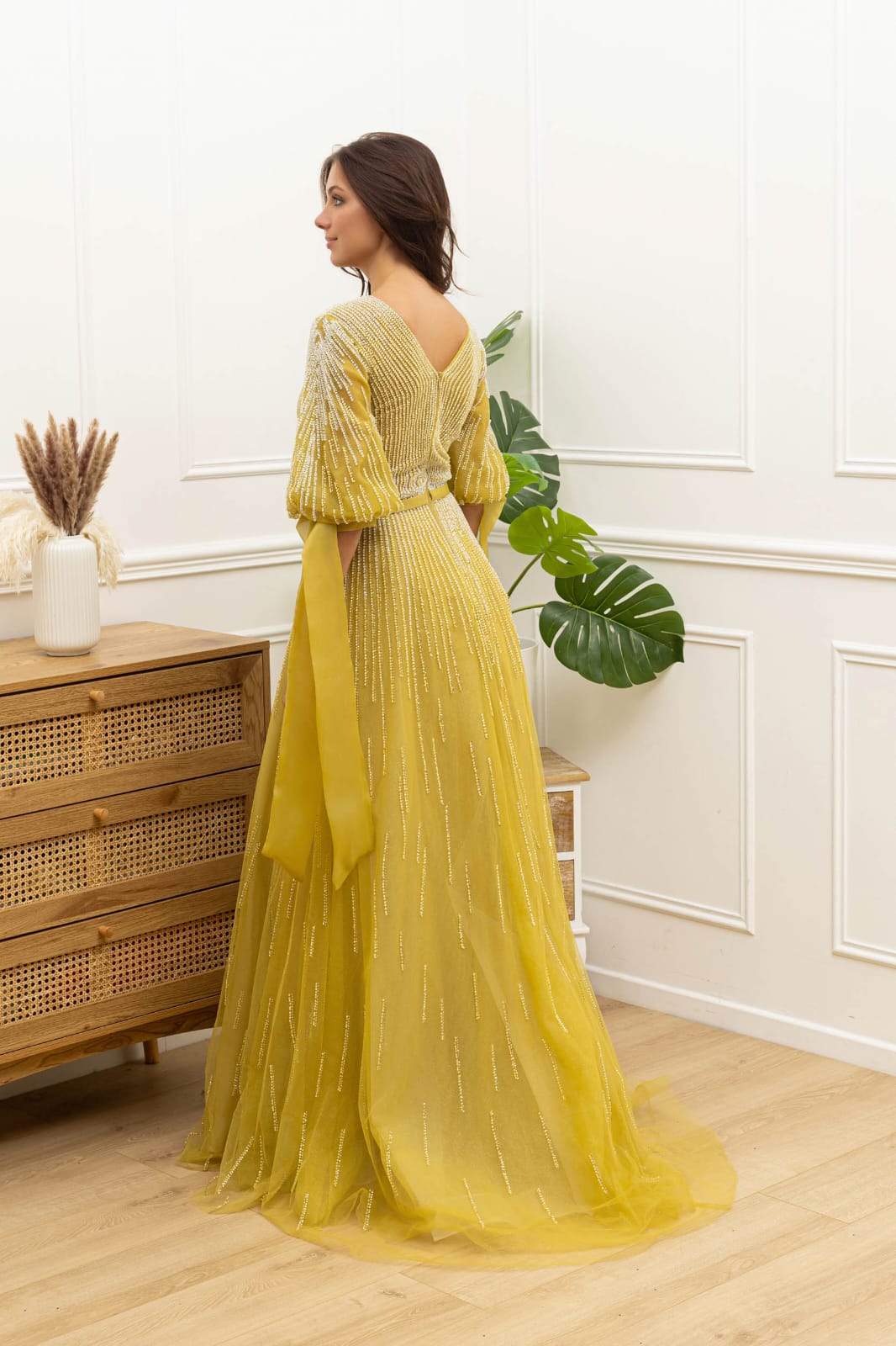Vestido Solenna Vestido longo amarelo com mangas bufantes e detalhes brilhantes