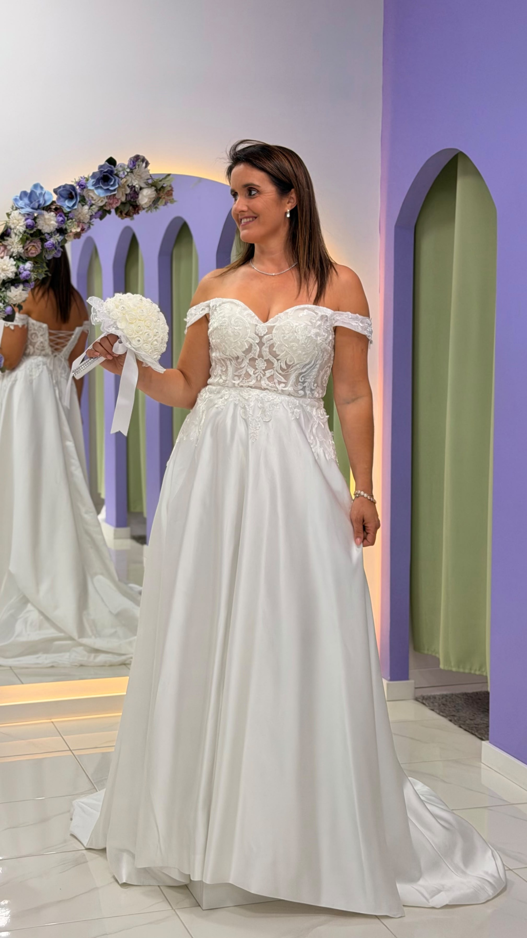 Vestido Amour Glamour Vestido de noiva branco com detalhes em renda e bouquet branco