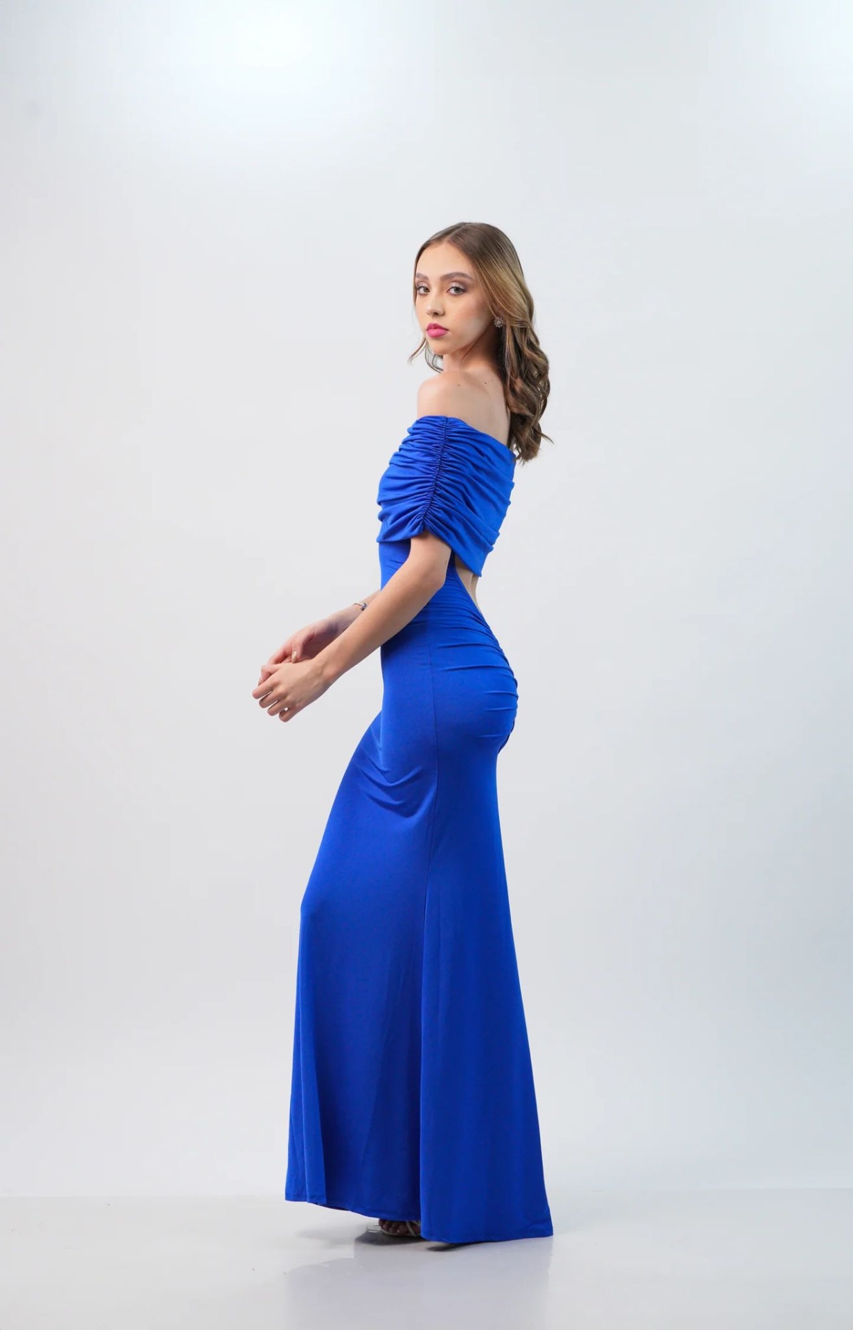 Vestido Camila Vestido comprido azul com mangas curtas franzidas em fundo branco