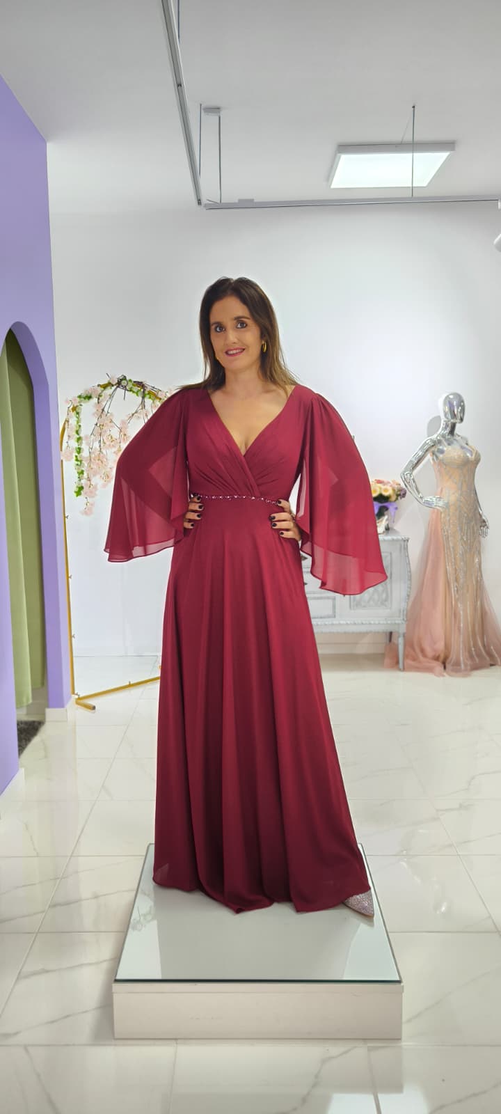 Vestido Leonor c/ Capa Plus Size Vestido longo bordô com mangas largas transparentes e decote em V