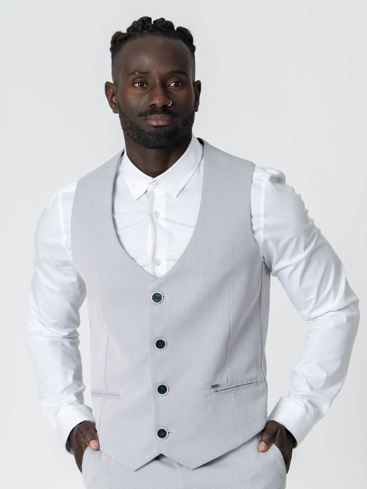 Colete SMK New Bluishgray Homem com colete cinza claro e camisa branca em fundo branco
