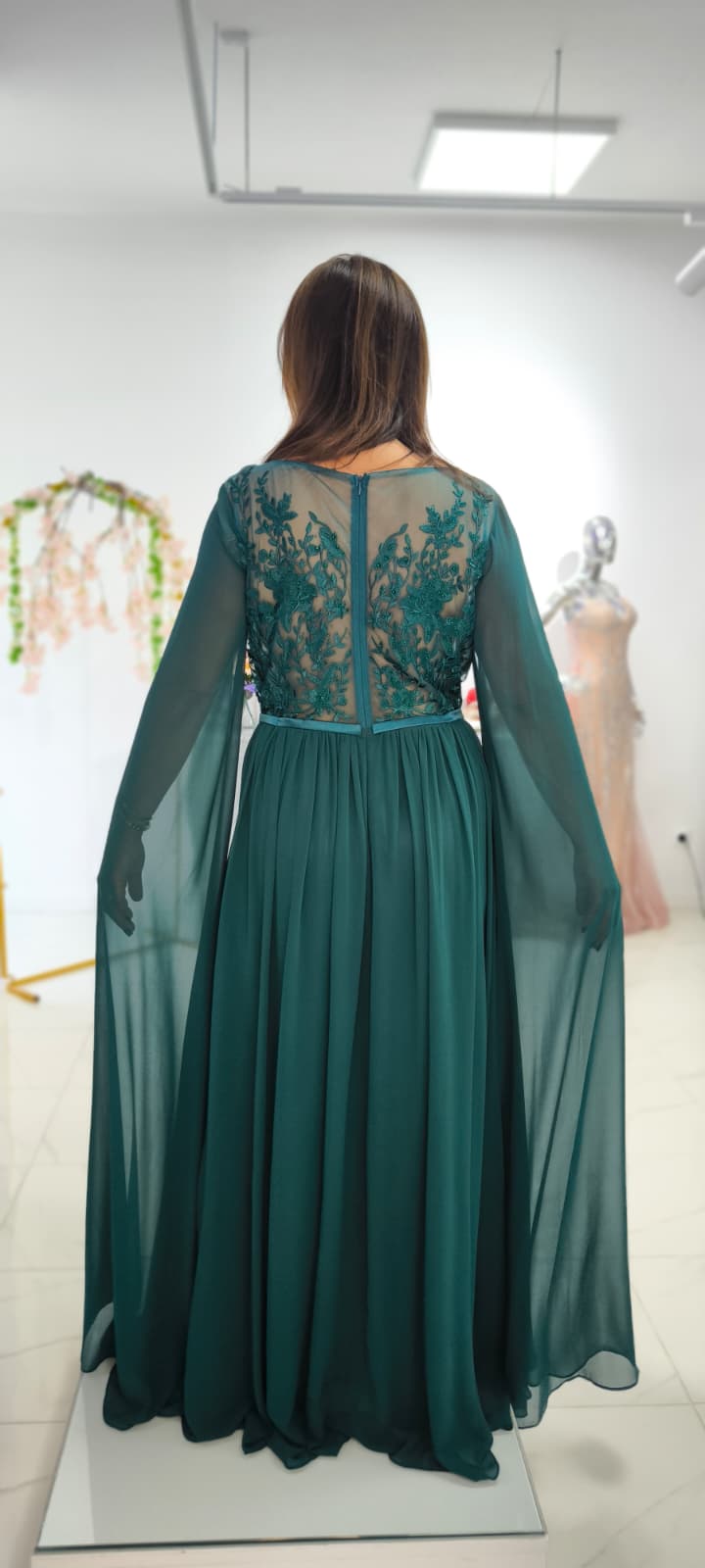 Vestido Cleopatra Plus Size Vestido longo verde esmeralda com bordados nas costas e mangas largas transparentes