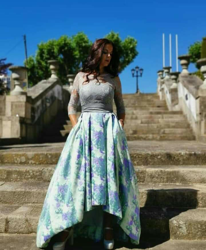 Vestido Mizuky Vestido longo com saia assimétrica e parte superior cinza com mangas 3/4 em transparência.