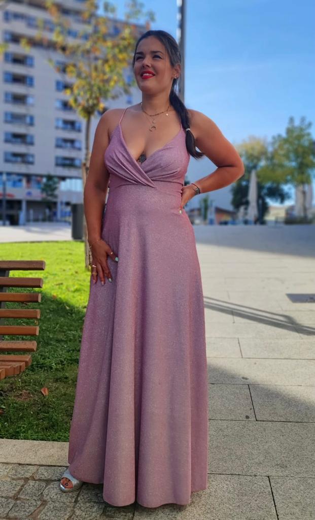 Vestido c/atilhos costas brilhante Vestido longo cor de rosa com alças finas e decote em V usado por mulher ao ar livre