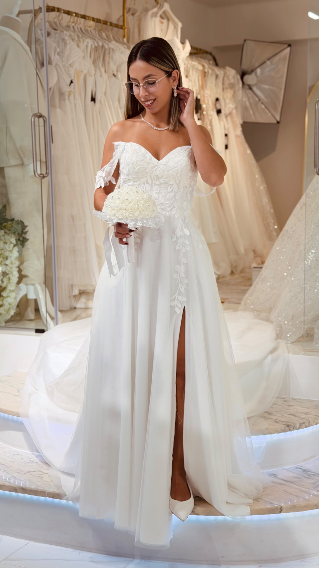 Vestido Amarílis Vestido de noiva branco com renda e decote ombro a ombro