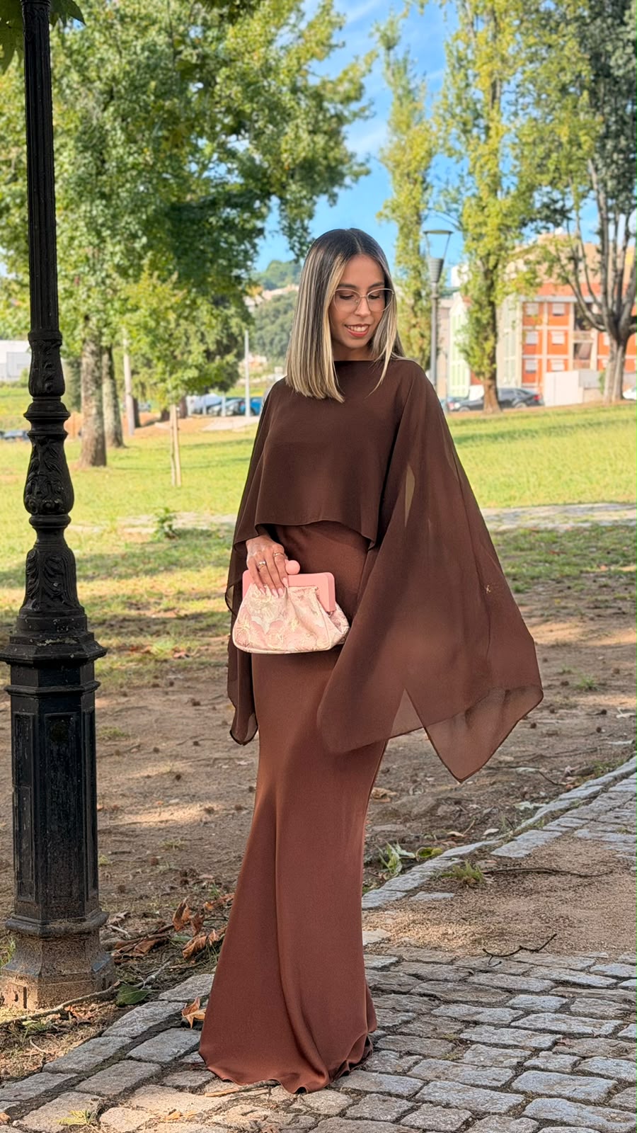 Vestido F&P MIRAGE Castanho Mulher com vestido castanho longo e carteira rosa em parque exterior