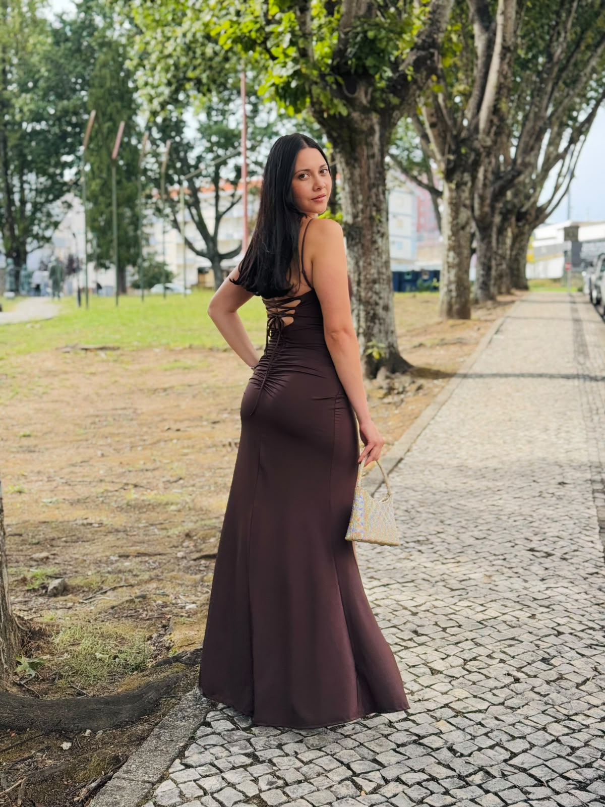 Vestido HUNGARO Vestido longo castanho escuro com amarração nas costas e bolsa bege brilhante