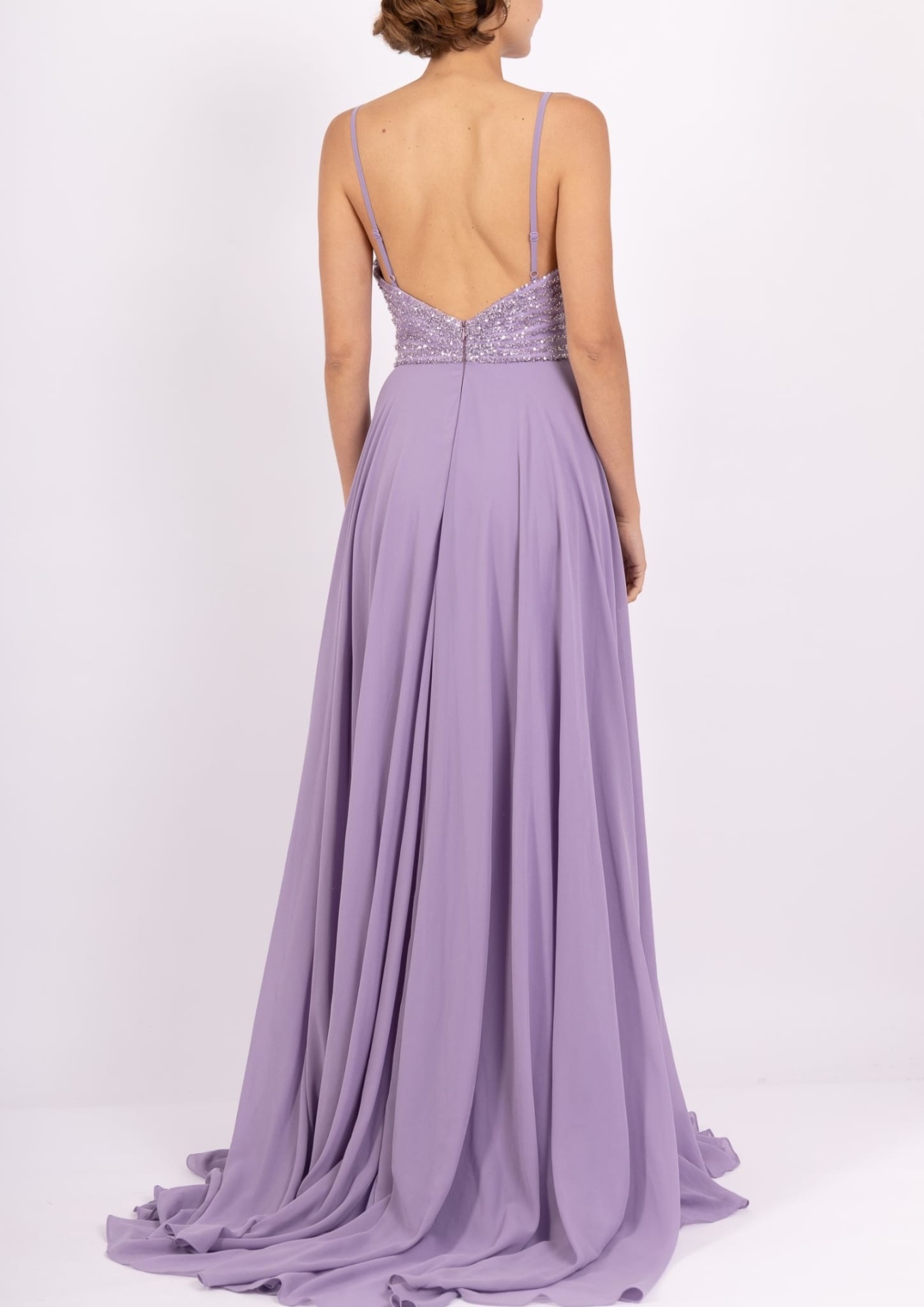 Vestido Isabela Vestido longo lilás com alças finas e corpete com lantejoulas, visto de costas