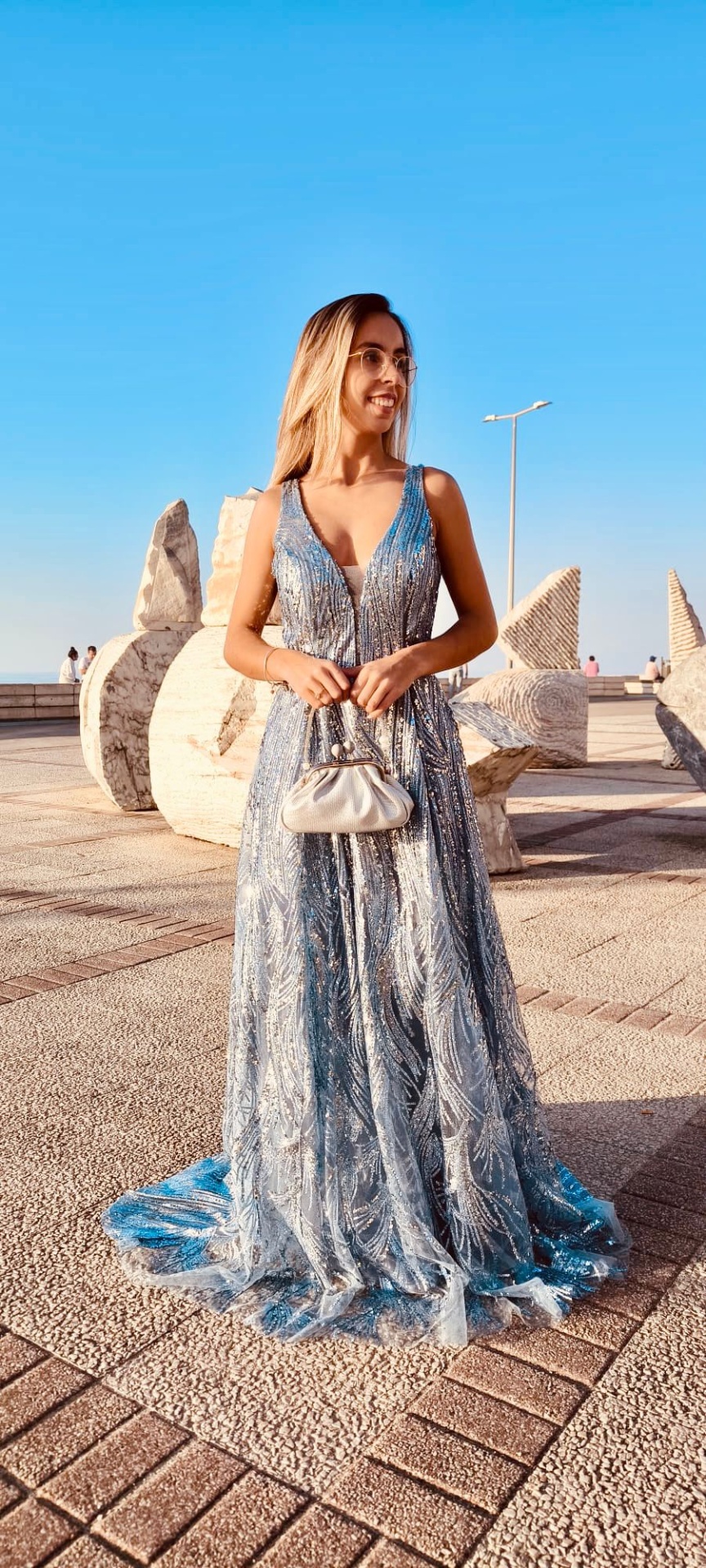 Vestido Camila Glow Vestido longo azul com detalhes prateados e padrão delicado