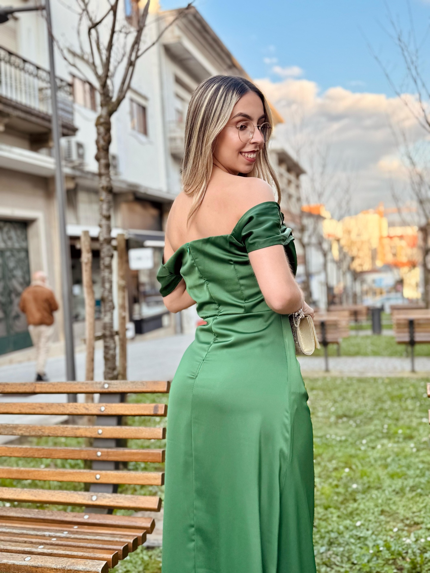 Vestido Sony Mulher com vestido verde longo em parque urbano