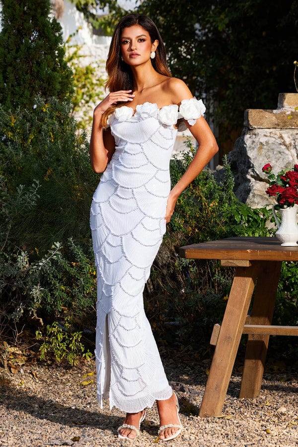 Vestido Fleur Blanche Vestido longo branco com padrão em ondas e flores no decote ombro a ombro em ambiente exterior