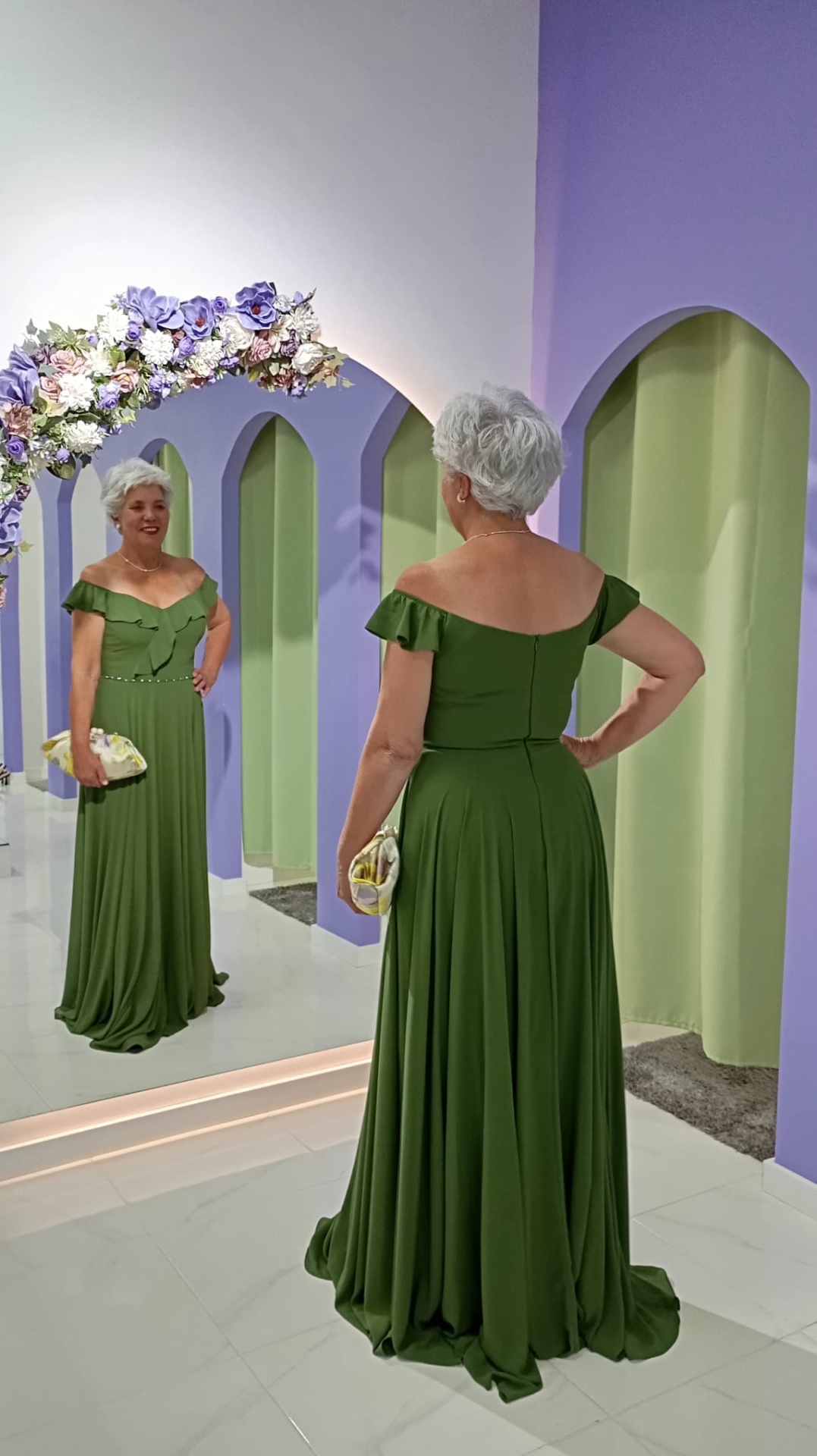 Vestido Nataly Vestido longo verde oliva ombro a ombro com clutch e espelho decorado com flores