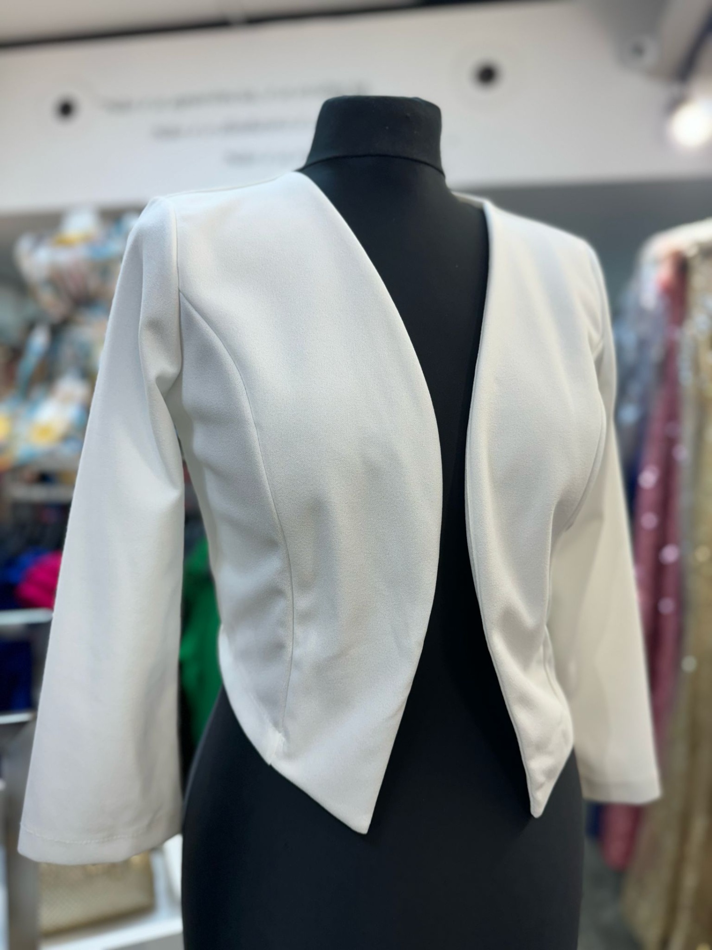 Bolero Simply Blazer branco aberto em manequim preto
