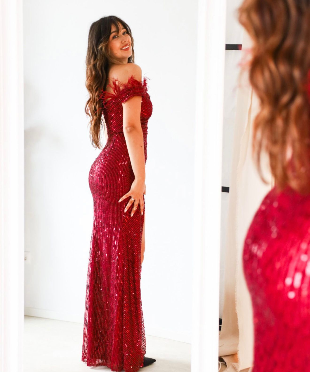 Vestido Parfois Bordô Vestido vermelho longo de lantejoulas com detalhes em penas