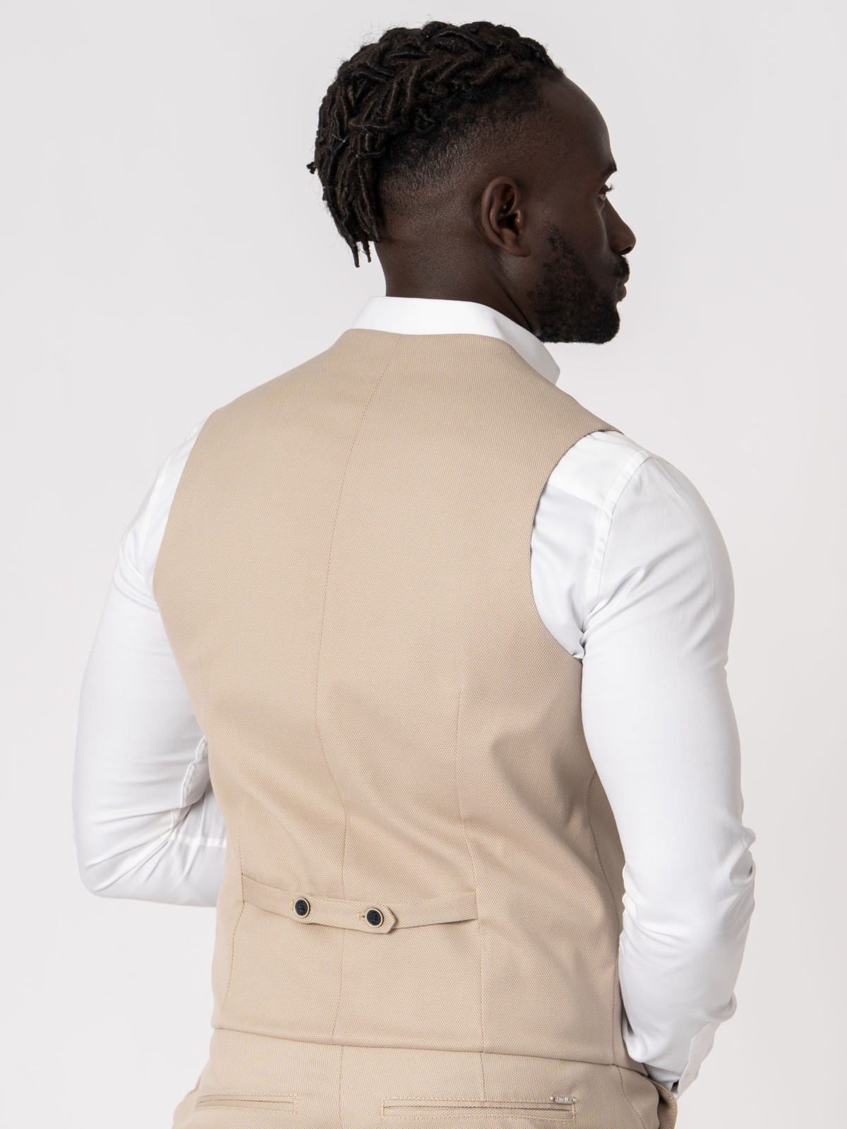 Colete SMK Golden Wear Homem de costas com colete bege e camisa branca