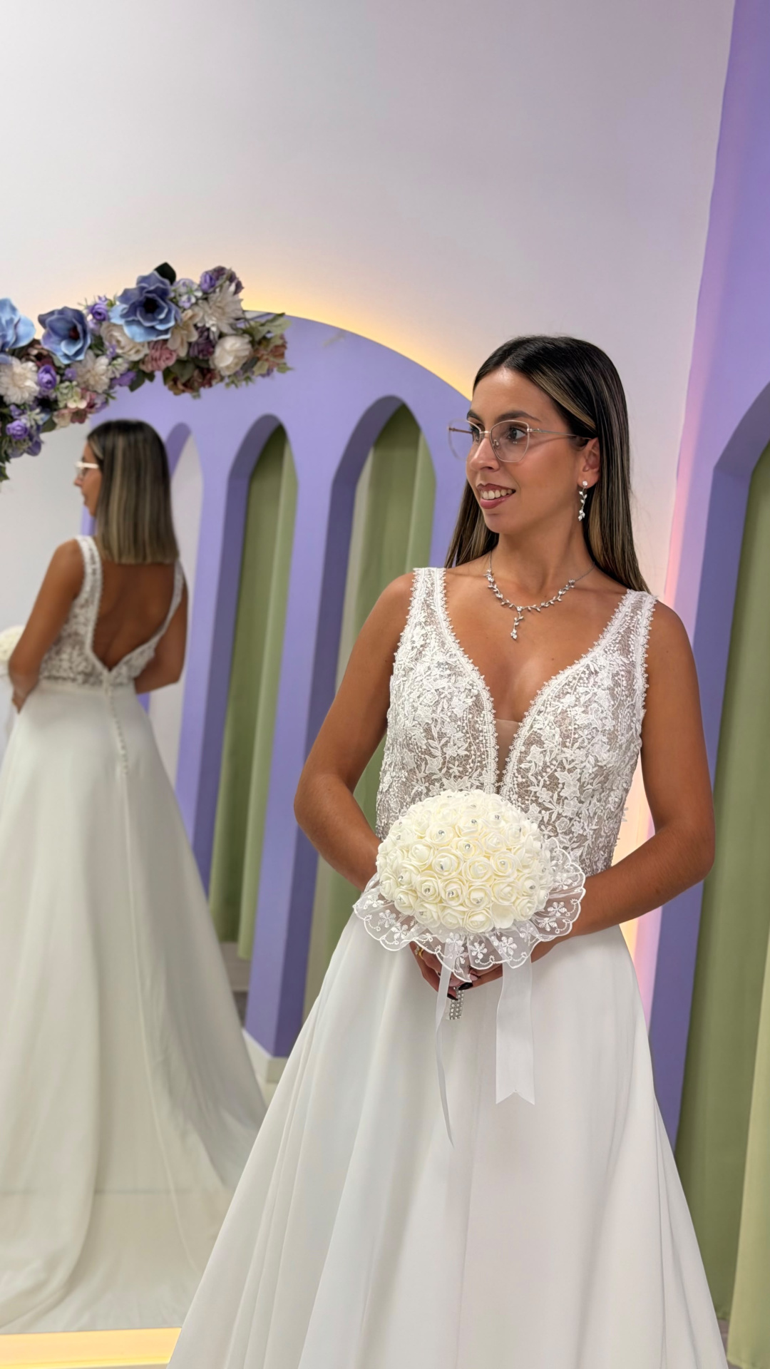 Vestido Miriam Noiva Vestido de noiva branco com renda floral e ramo de flores brancas