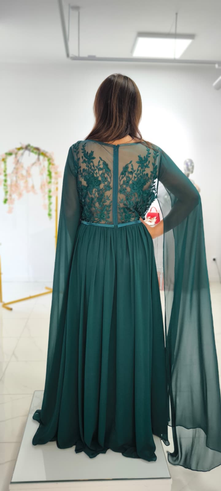Vestido Cleopatra Plus Size Vestido longo verde escuro com bordado floral na parte de trás e mangas largas transparentes
