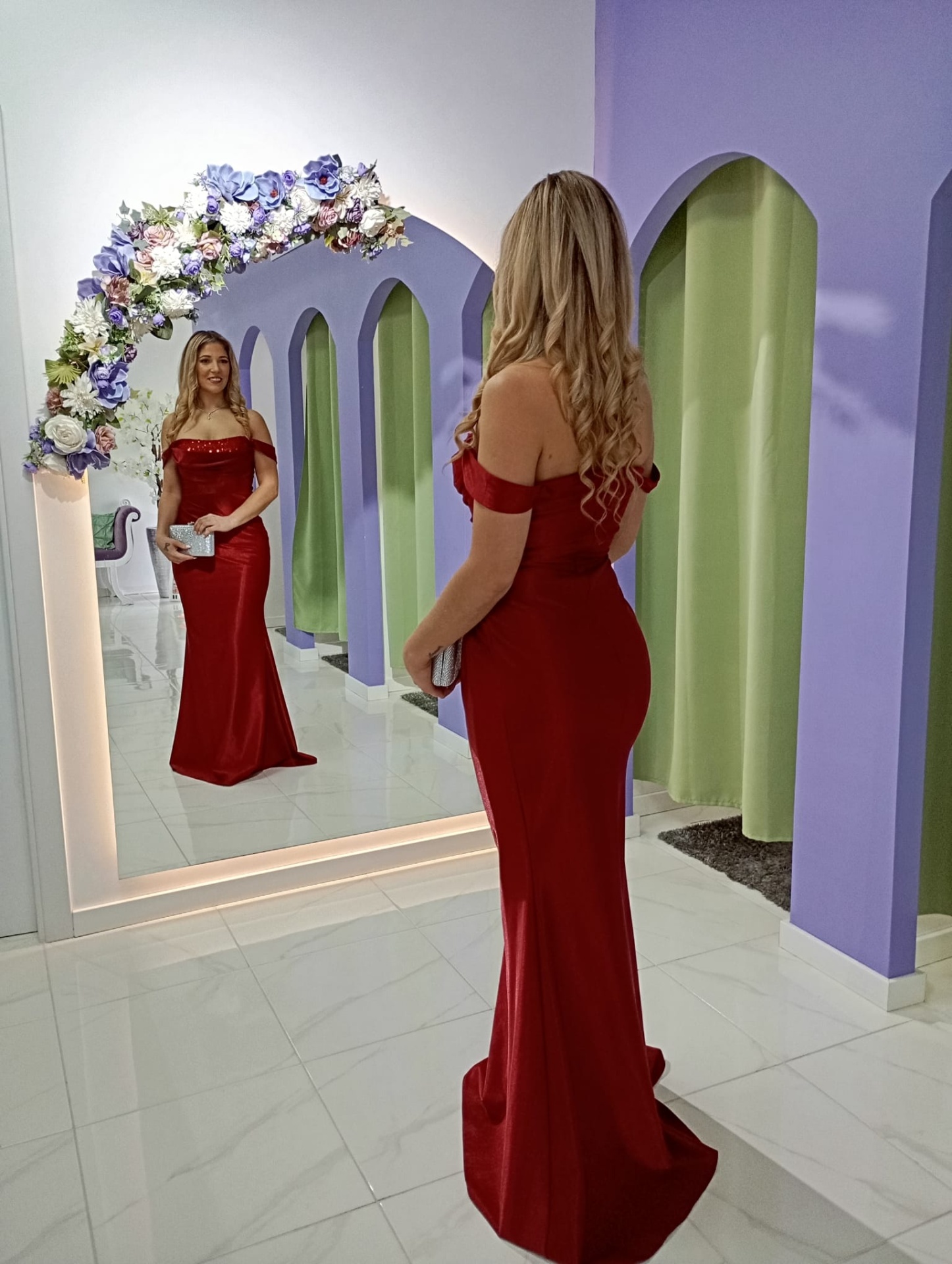 Vestido Sónia Vestido longo vermelho justo com ombros à mostra e pedraria refletido em espelho decorado com flores