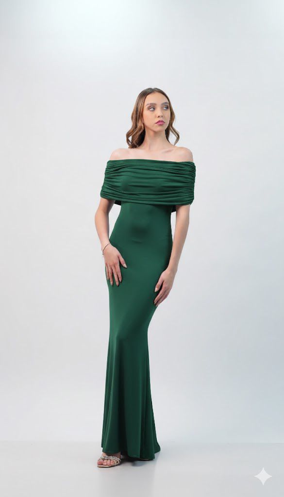 Vestido Camila Vestido longo verde escuro com ombros à mostra e decote franzido