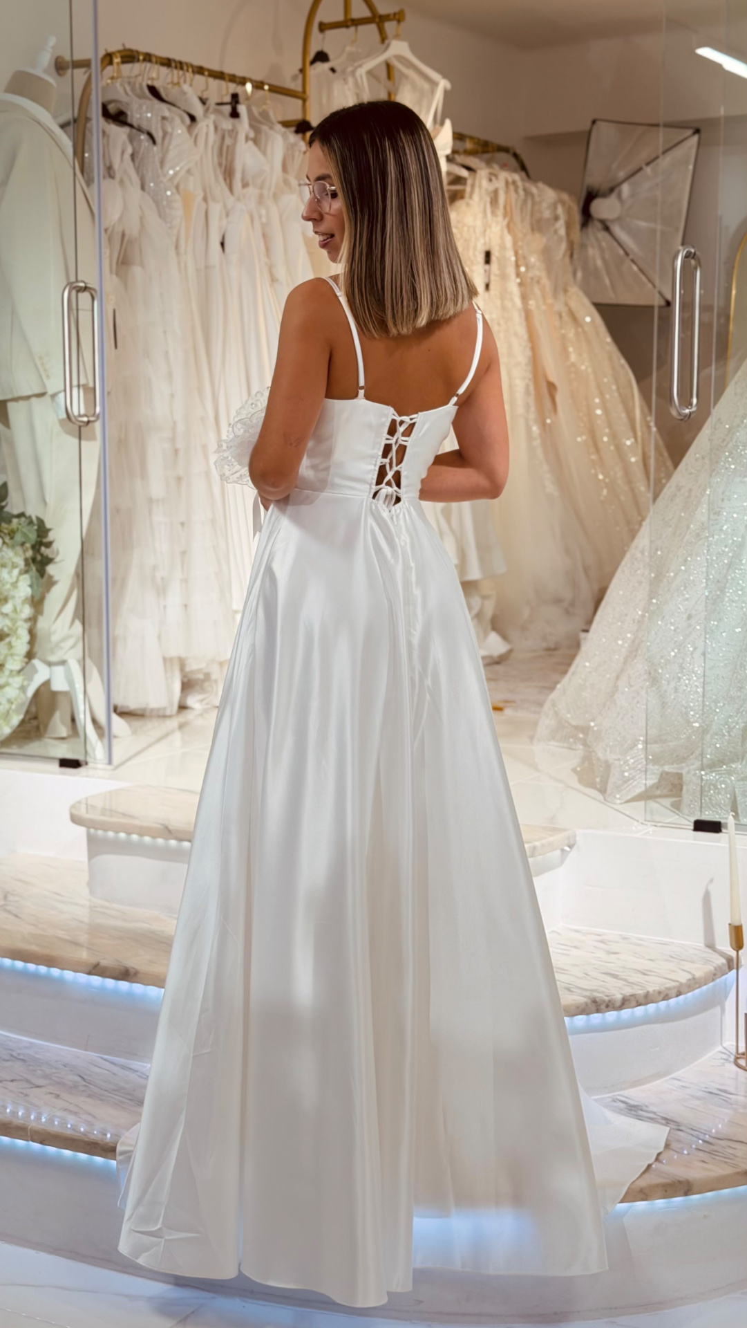 Vestido Helene Noiva Vestido branco acetinado com amarração nas costas em loja de vestidos de noiva