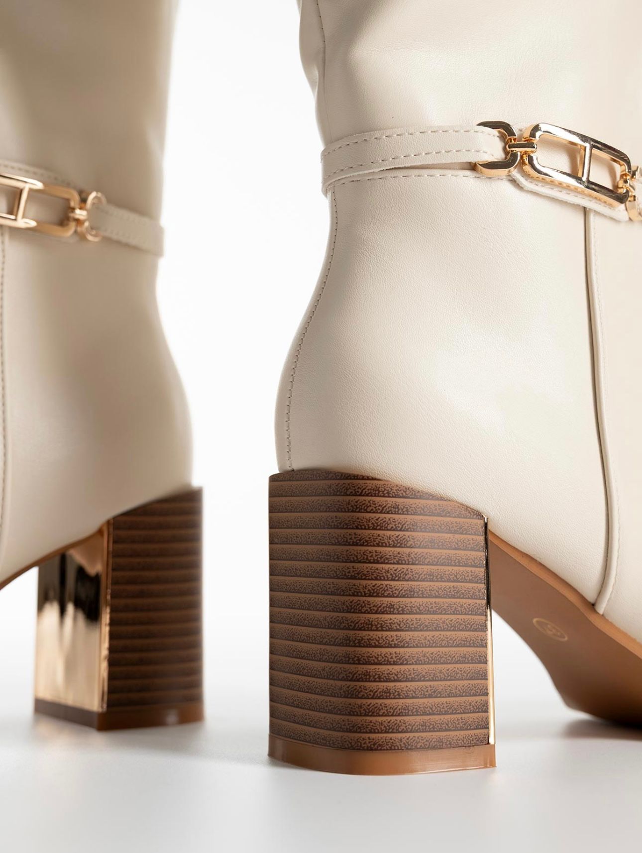 Bota Cano Alto C/ Fivela Botas creme de salto alto com detalhe dourado