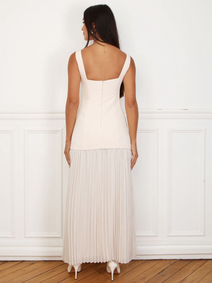 Vestido Vera&Lucy Vestido comprido creme com saia plissada e alças largas visto de costas