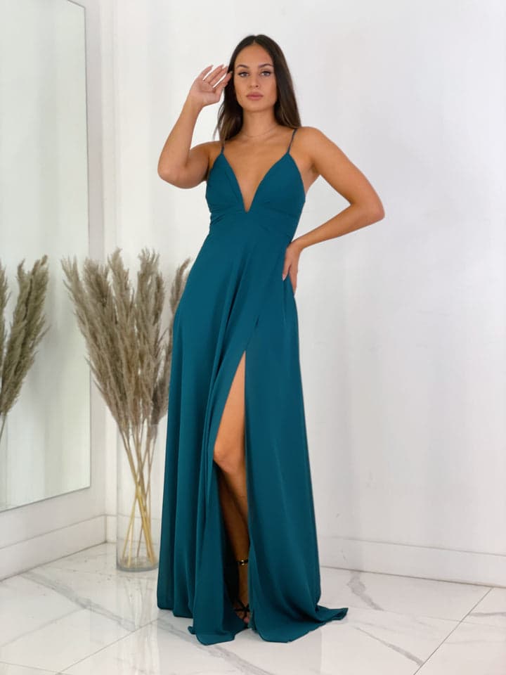 Vestido Nancy Vestido comprido verde azul com alças finas e decote em V profundo.