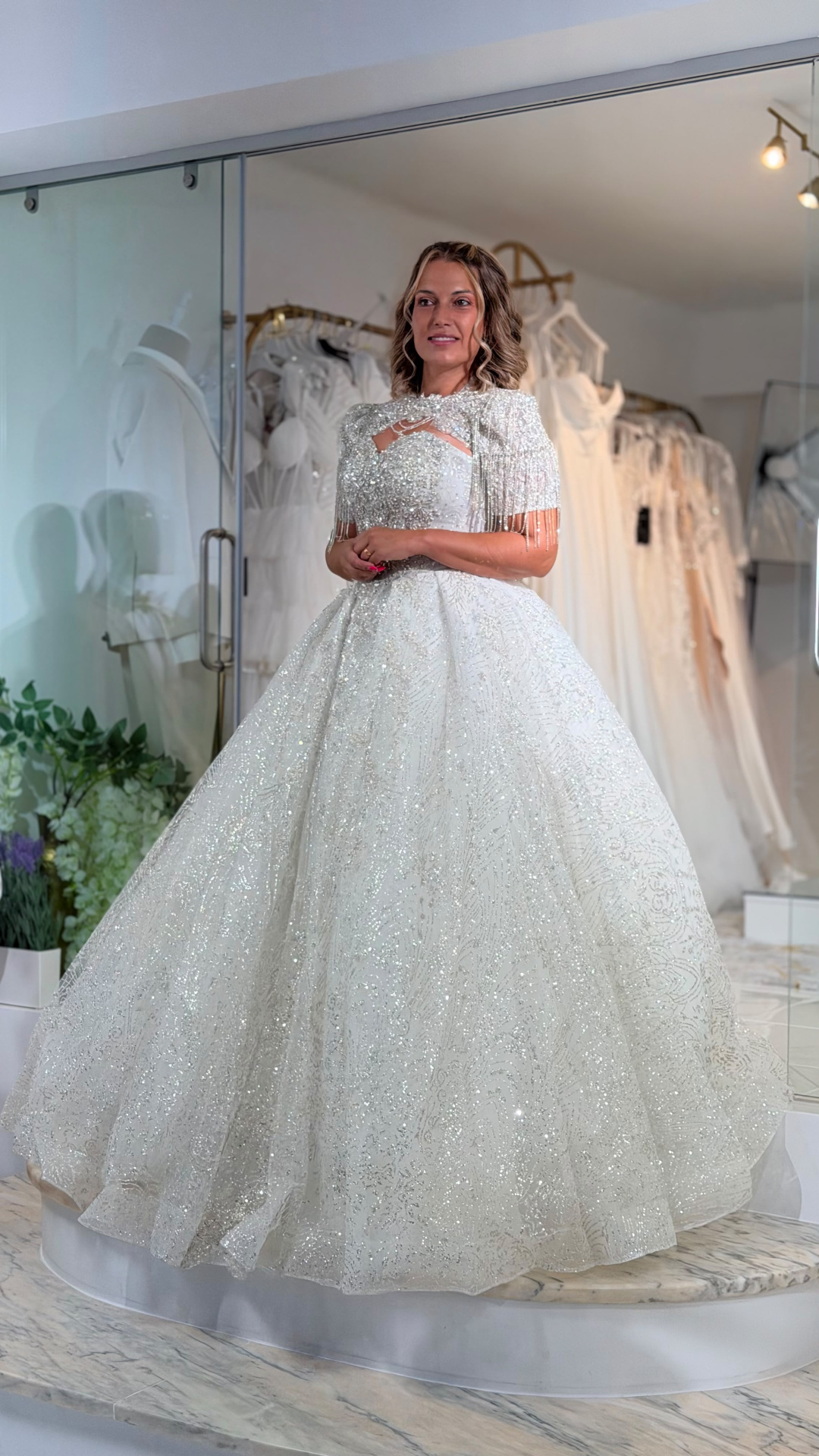 Vestido Wedding Aurora Vestido de noiva branco com saia ampla e franjas brilhantes nos ombros