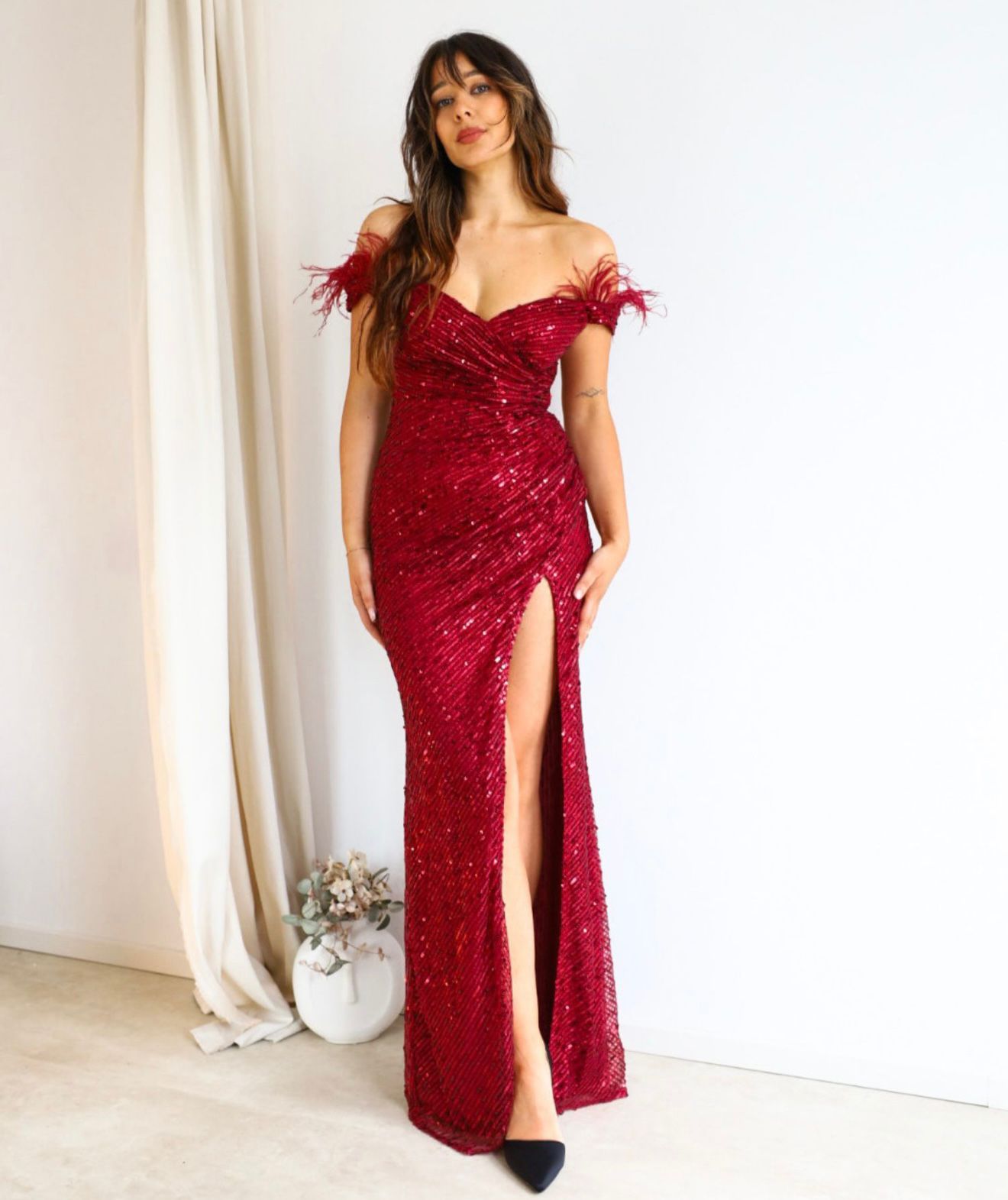 Vestido Parfois Bordô Vestido vermelho de festa com lantejoulas e recorte alto na perna