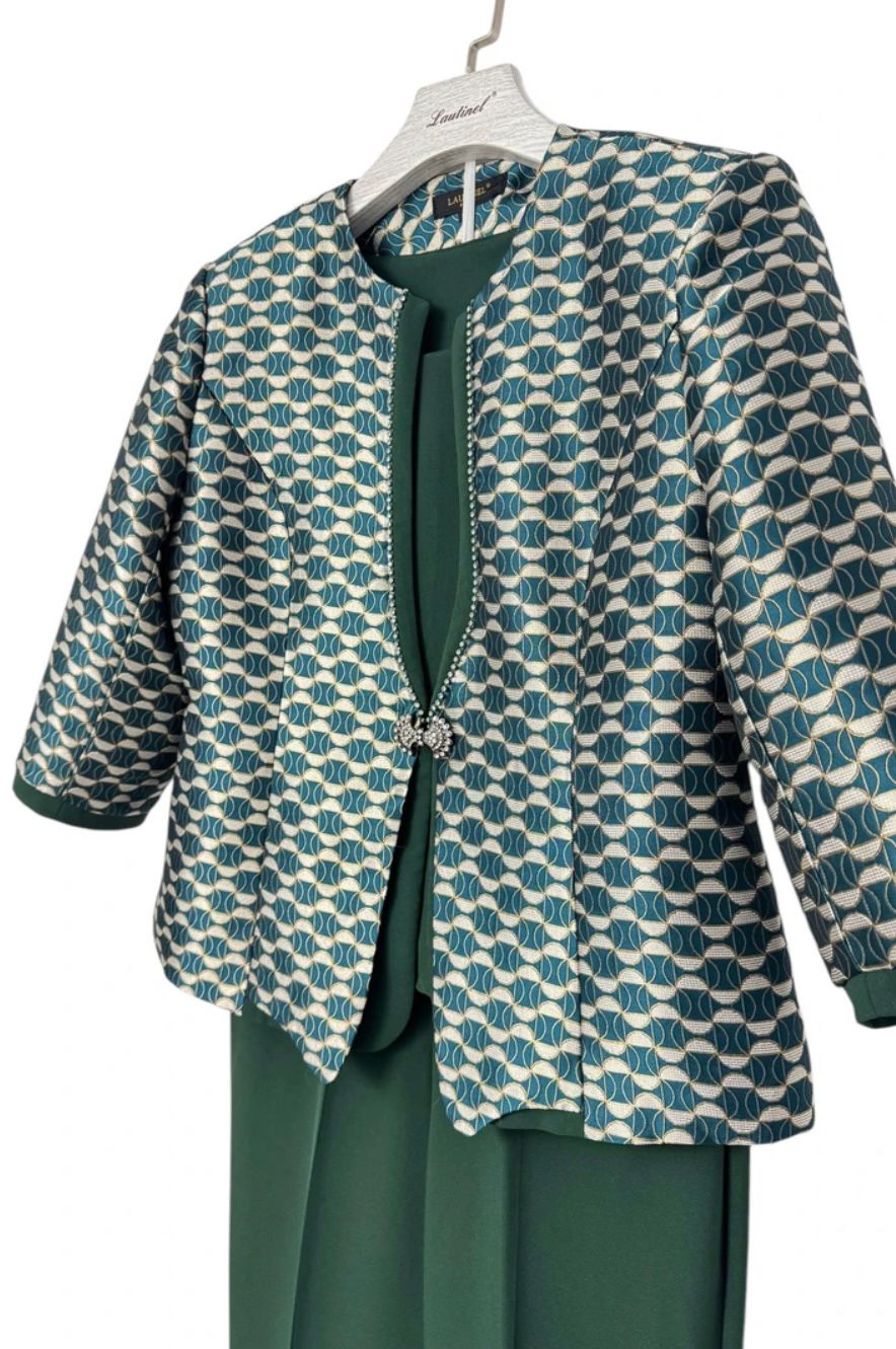 Conj. Lautinel 3 Peças (Calça, Blusa e Blazer) Conjunto casaco azul com padrão geométrico e vestido verde pendurados