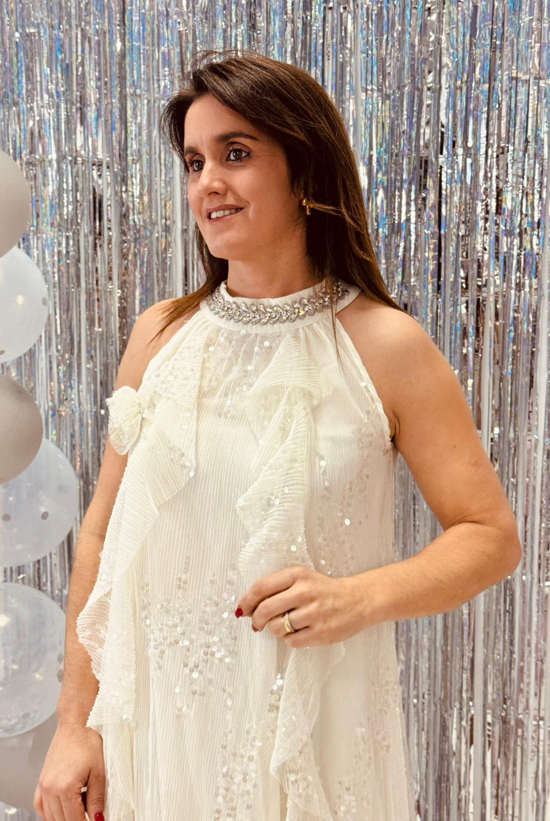 Vestido Geneve Vestido branco elegante com aplicações de pedras e lantejoulas