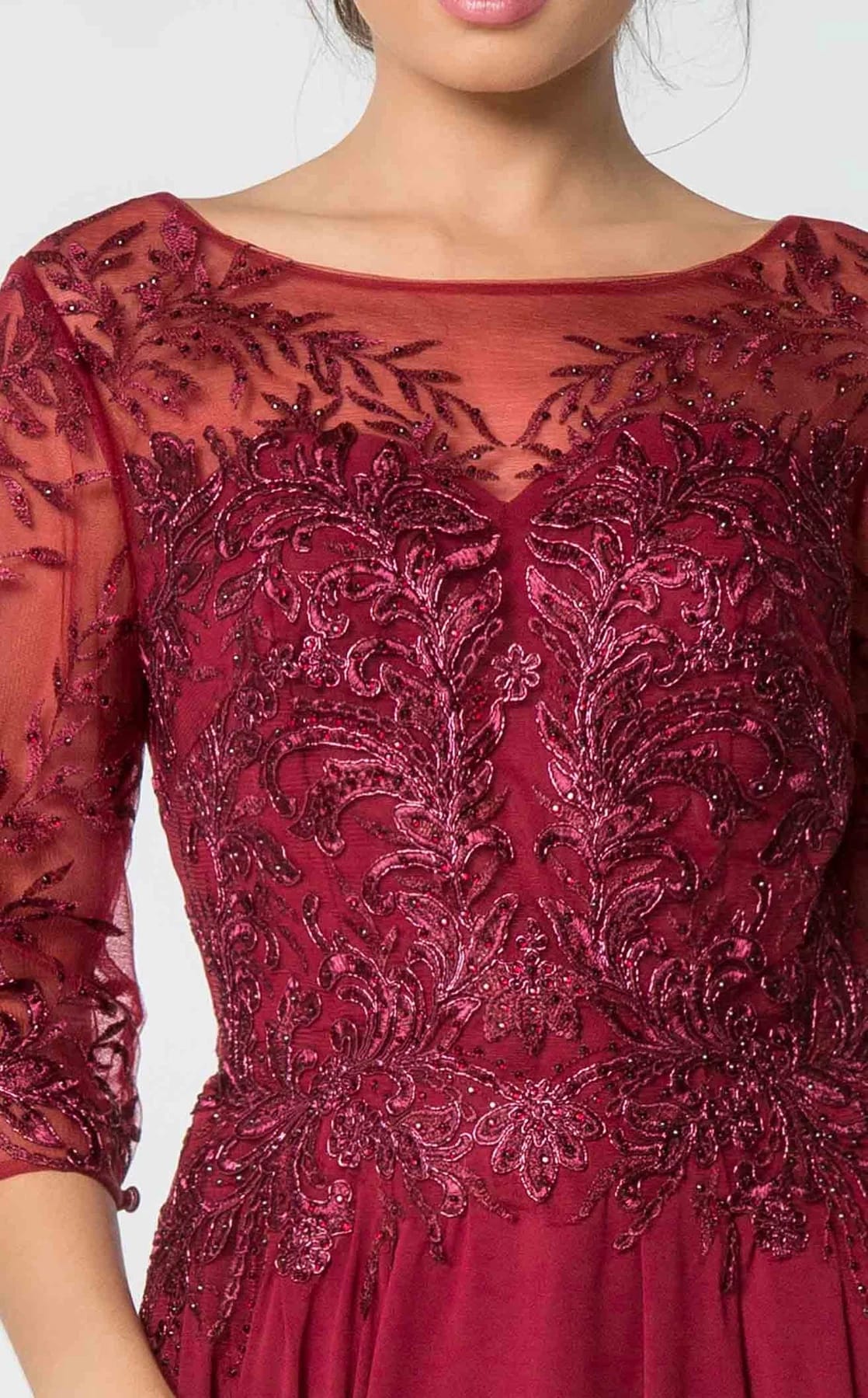 Vestido Maisha XLSIZE Detalhe de vestido vermelho com bordados e mangas ¾ transparentes